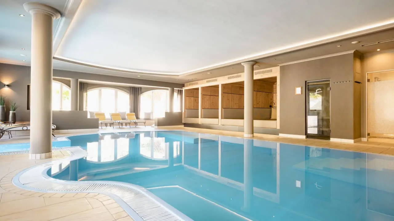 Grosszügiger Innenpool mit Tageslicht und Ruheliegen im Forster's Naturresort