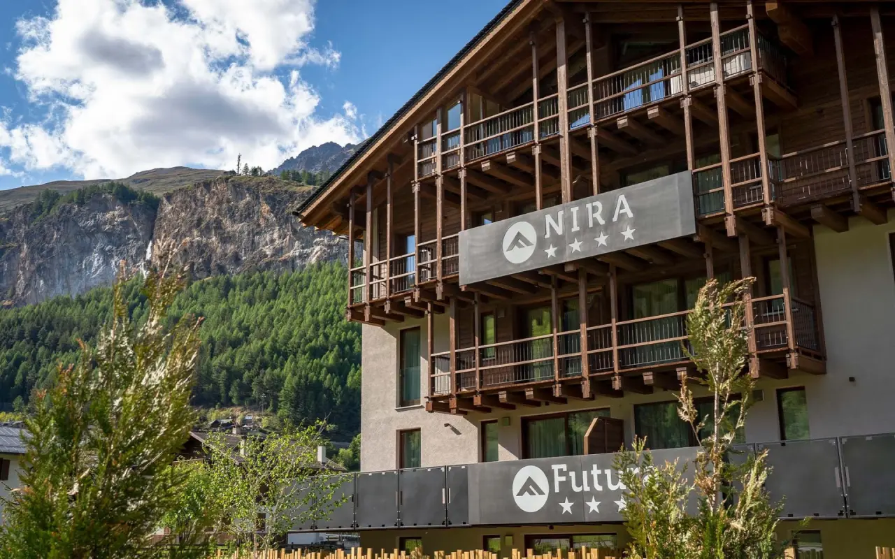 Nira - Mountain Resort Futura in Silvaplana – Moderne Holzfassade vor Bergpanorama | Wellnesshotel Engadin