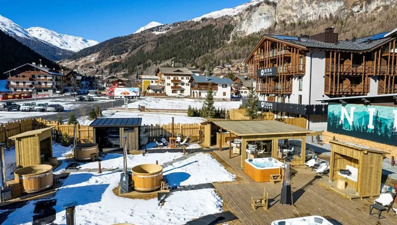 Nira - Mountain Resort Futura in Sondalo – Außenansicht mit Hot Tubs und Bergpanorama | Wellnesshotel Veltlin