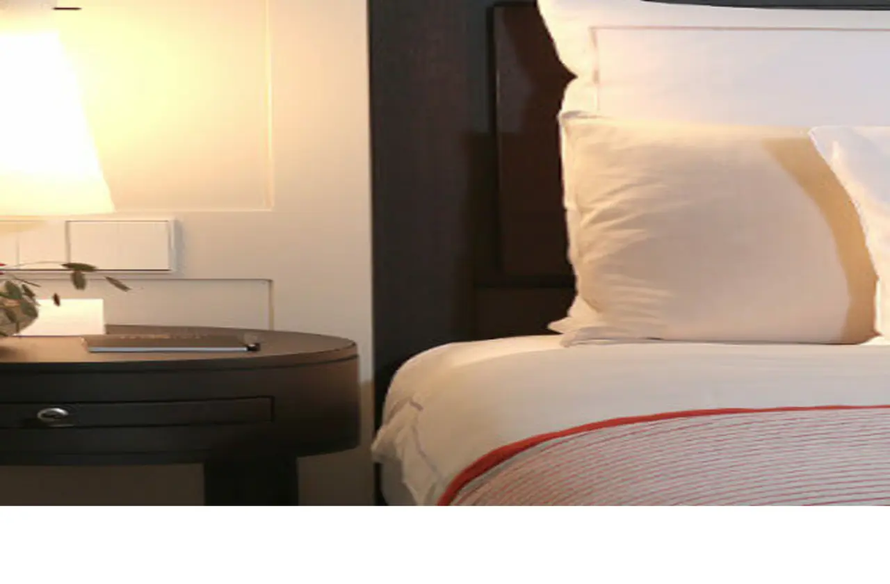 Detailaufnahme eines Nachttisches mit Lampe und Bett im Hotelzimmer des Severin*s Resort & Spa.