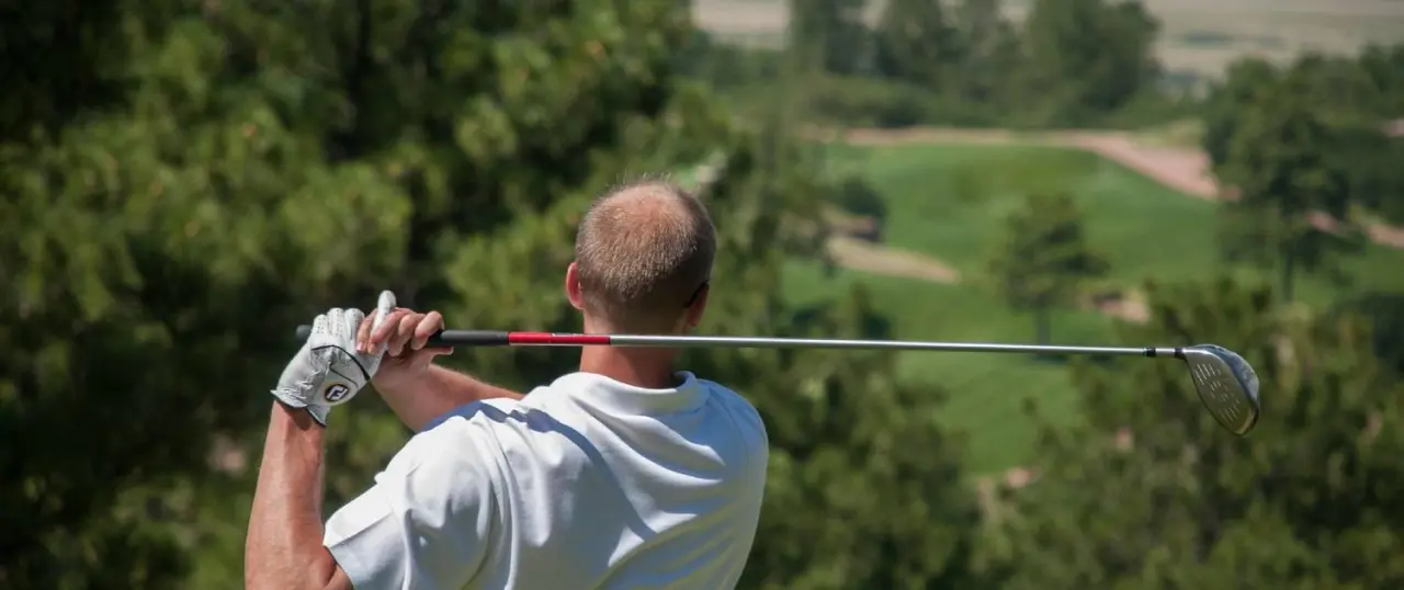 Mann beim Golfschwung auf dem Golfplatz des Wellness Hotel Tanne Tonbach.