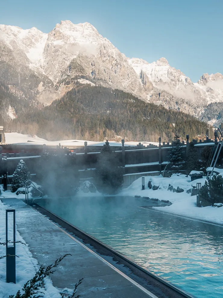Good Life Resort Riederalm in Leogang – Beheizter Außenpool im Winter mit Bergpanorama | Wellnesshotel Salzburger Land