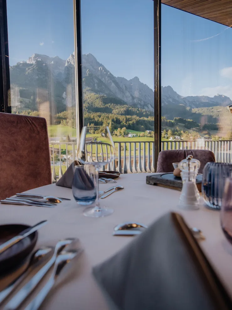Good Life Resort Riederalm in Leogang – Restaurant mit gedecktem Tisch und Bergblick | Wellnesshotel Salzburger Land