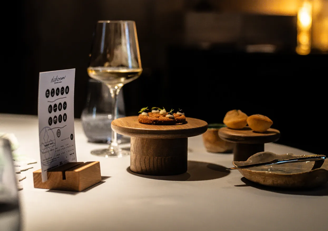 Good Life Resort Riederalm in Leogang – Exquisite Speisenpräsentation mit Wein | Wellnesshotel Salzburger Land