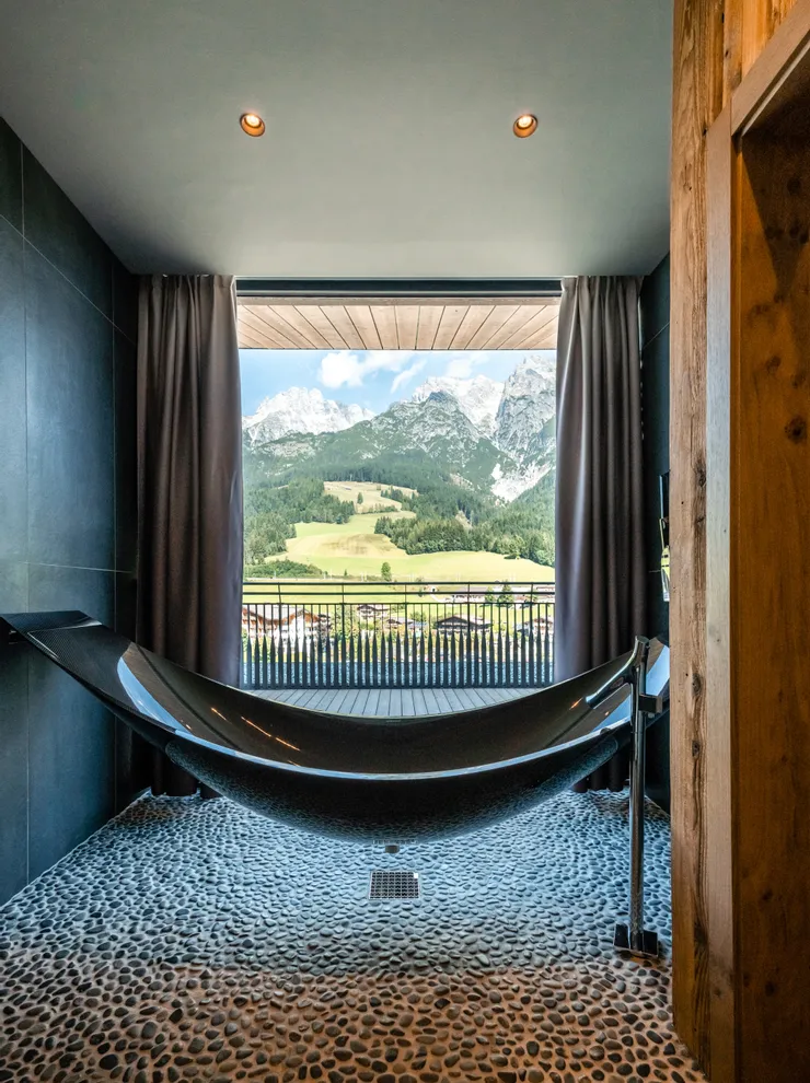 Good Life Resort Riederalm in Leogang – Entspannungsbereich mit Hängeliege und Bergblick | Wellnesshotel Salzburger Land