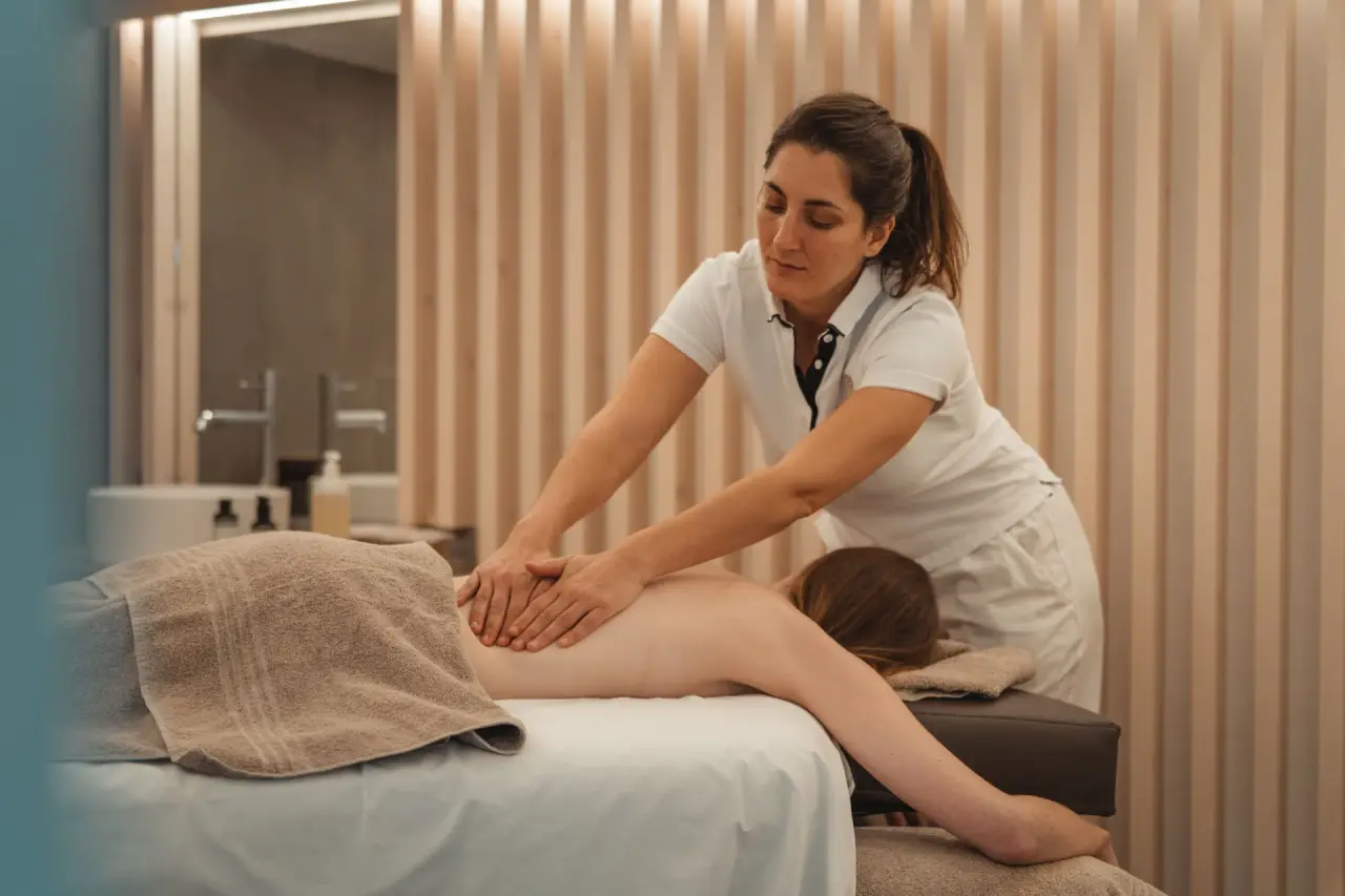 Professionelle Rückenmassage im Spa-Bereich des Alpen Resort Hotel. Entspannung und Wohlbefinden für Gäste.