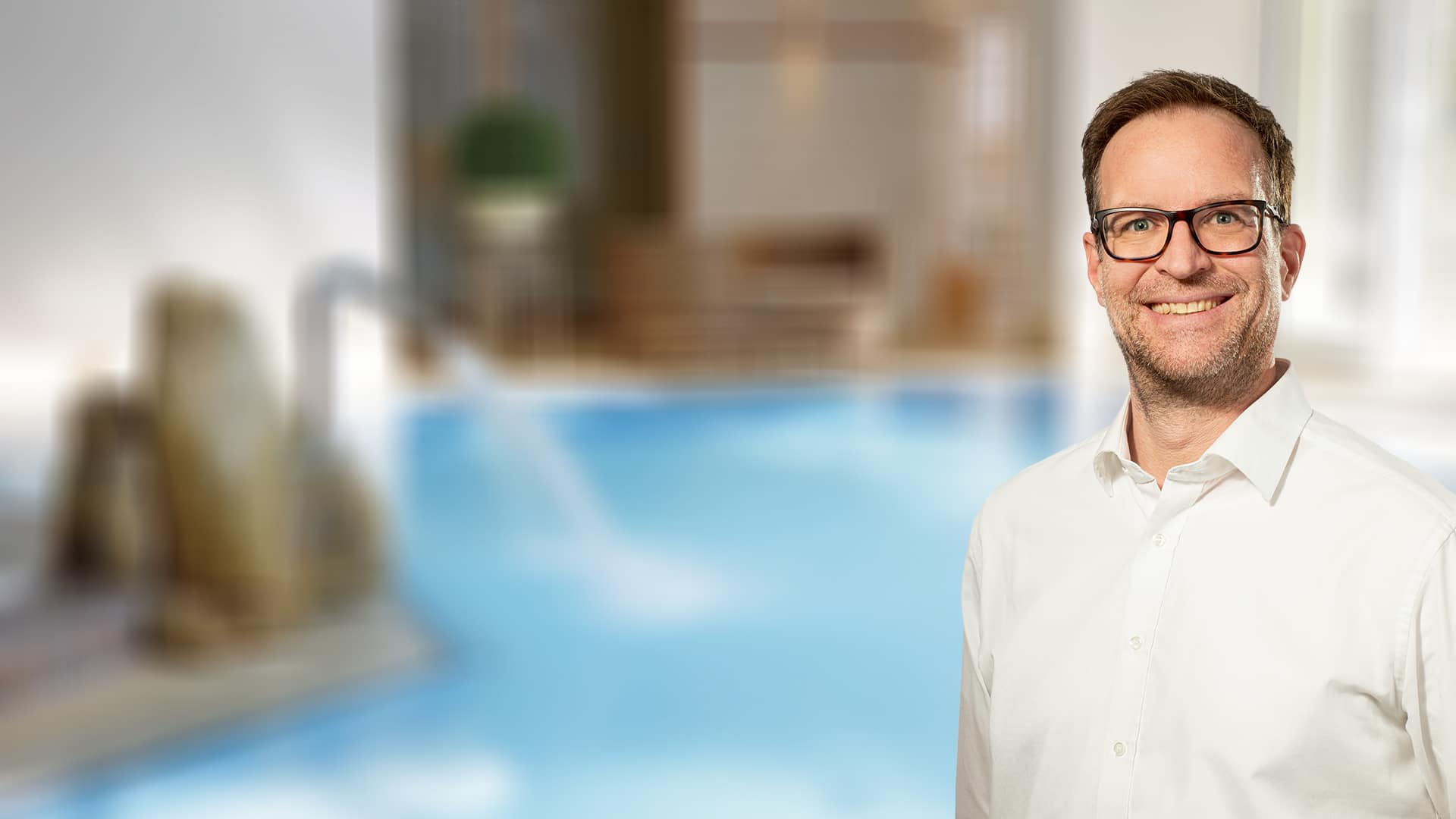 Das Mühlbach Thermal Spa in Bad Füssing – Freundlicher Mitarbeiter vor dem Wellnessbereich | Wellnesshotel Niederbayern