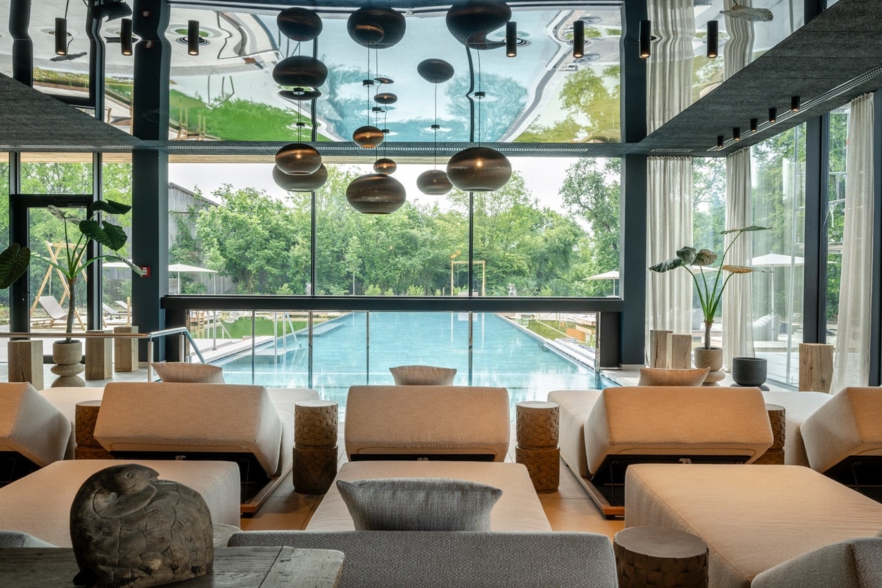 Das Mühlbach Thermal Spa in Bad Füssing – Moderner Innen-Ruhebereich mit Blick auf den Außenpool | Wellnesshotel Niederbayern