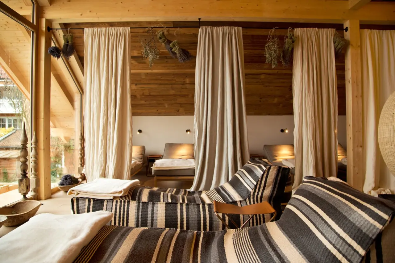 Das Mühlbach Thermal Spa in Bad Füssing – Gemütlicher Ruheraum mit Holzdecke und bequemen Liegen | Wellnesshotel Niederbayern