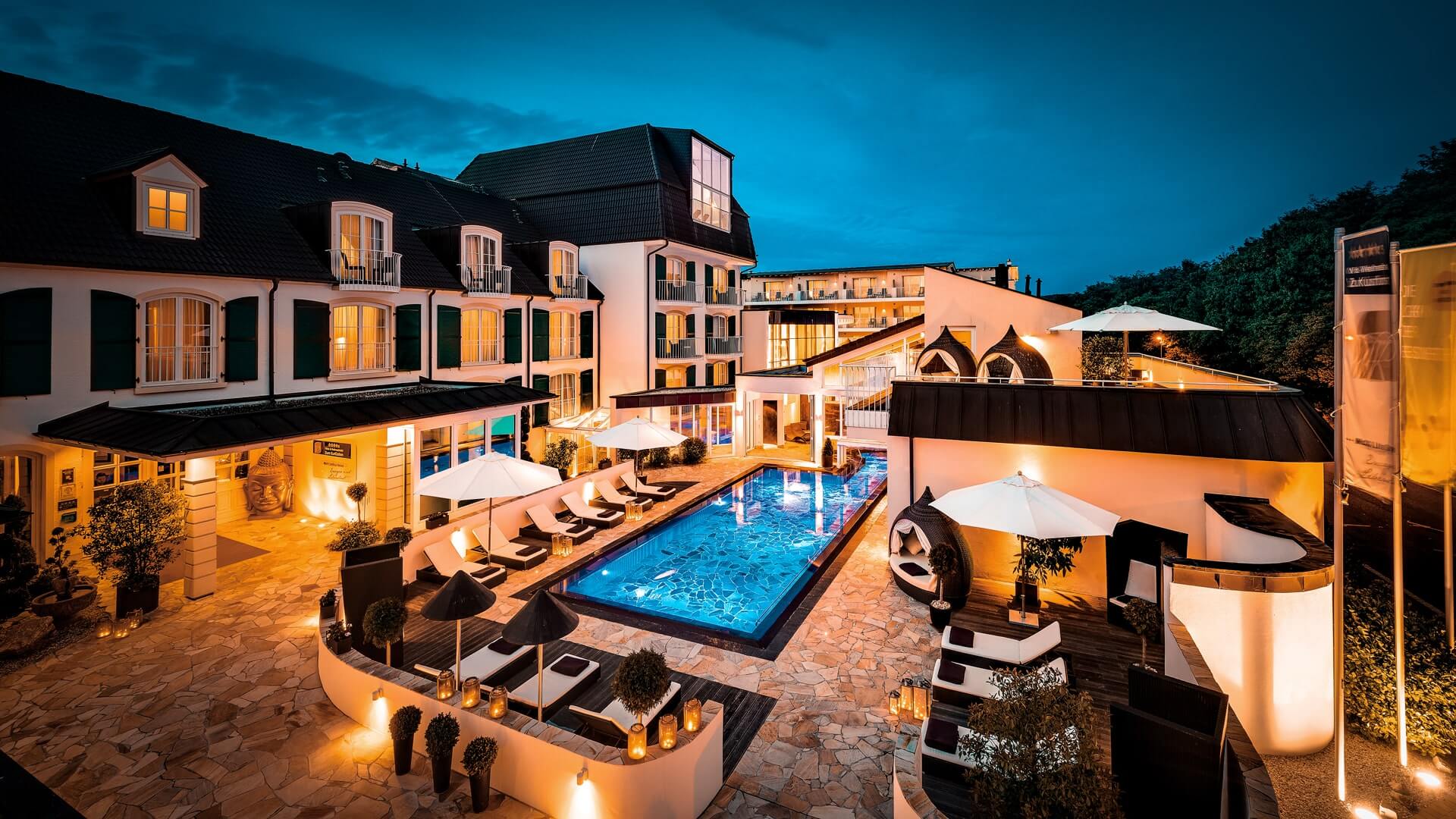 Lifestyle Resort Zum Kurfürsten in Bernkastel-Kues – Beleuchteter Außenpool bei Nacht | Wellnesshotel Mosel