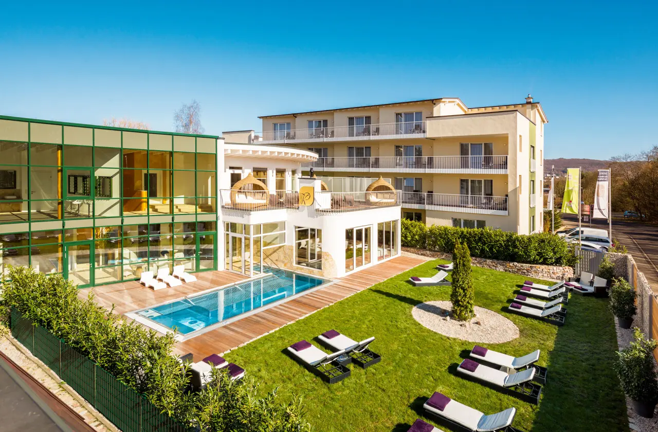 Lifestyle Resort Zum Kurfürsten in Bernkastel-Kues – Außenansicht mit Pool und Liegewiese | Wellnesshotel Mosel