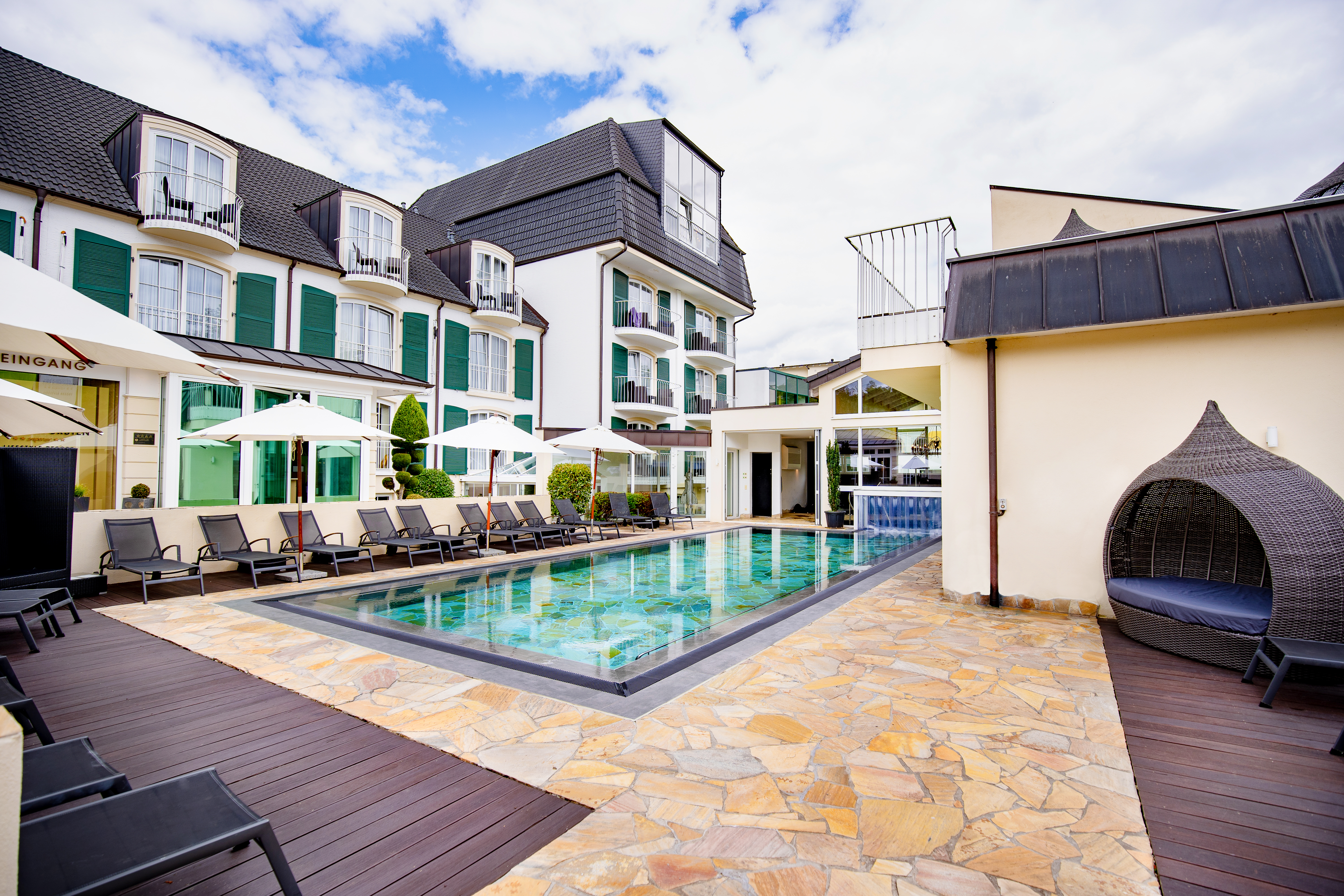 Lifestyle Resort Zum Kurfürsten in Bernkastel-Kues – Außenansicht mit Pool und Liegebereich | Wellnesshotel Mosel