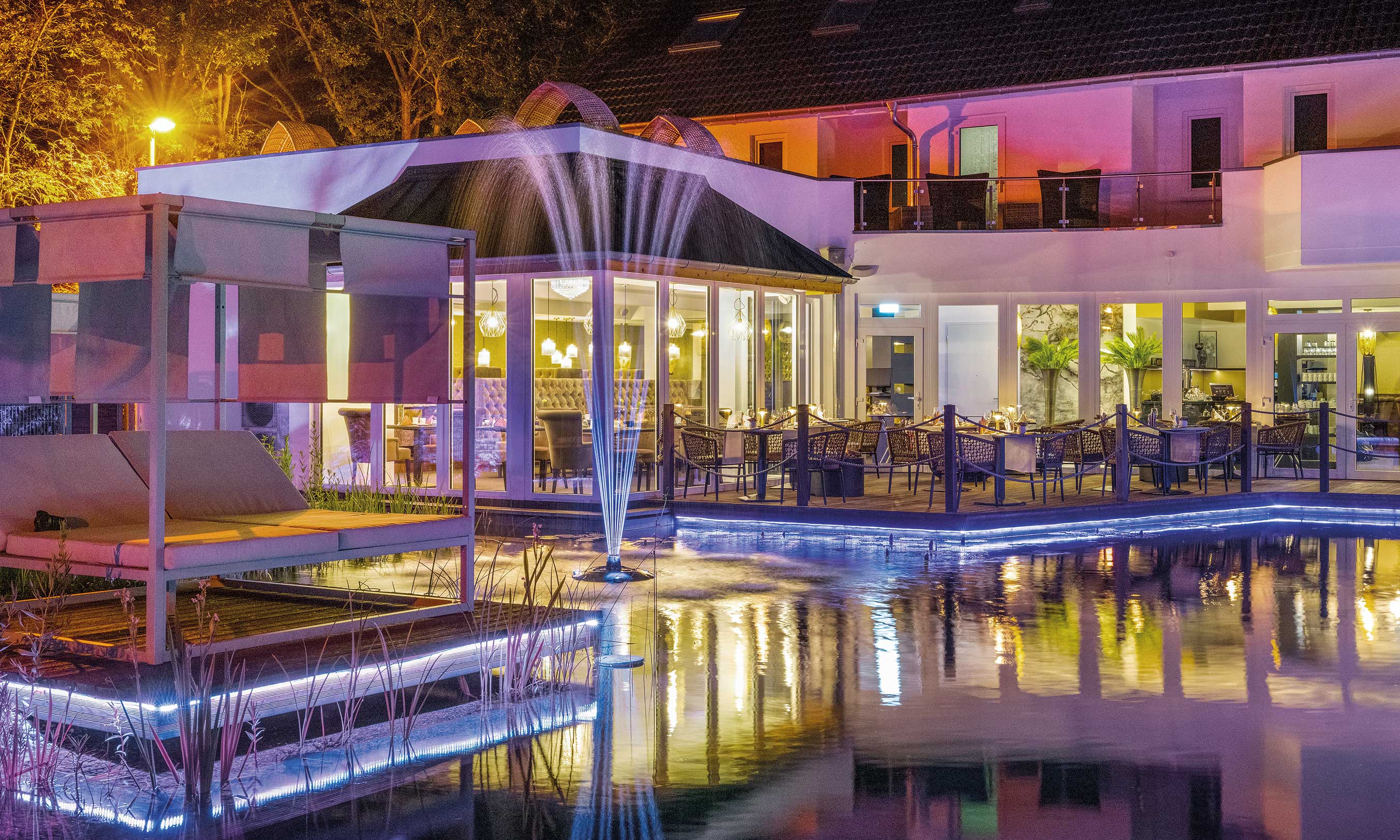 Lifestyle Resort Zum Kurfürsten in Bernkastel-Kues – Beleuchteter Teich und Restaurantterrasse am Abend | Wellnesshotel Mosel