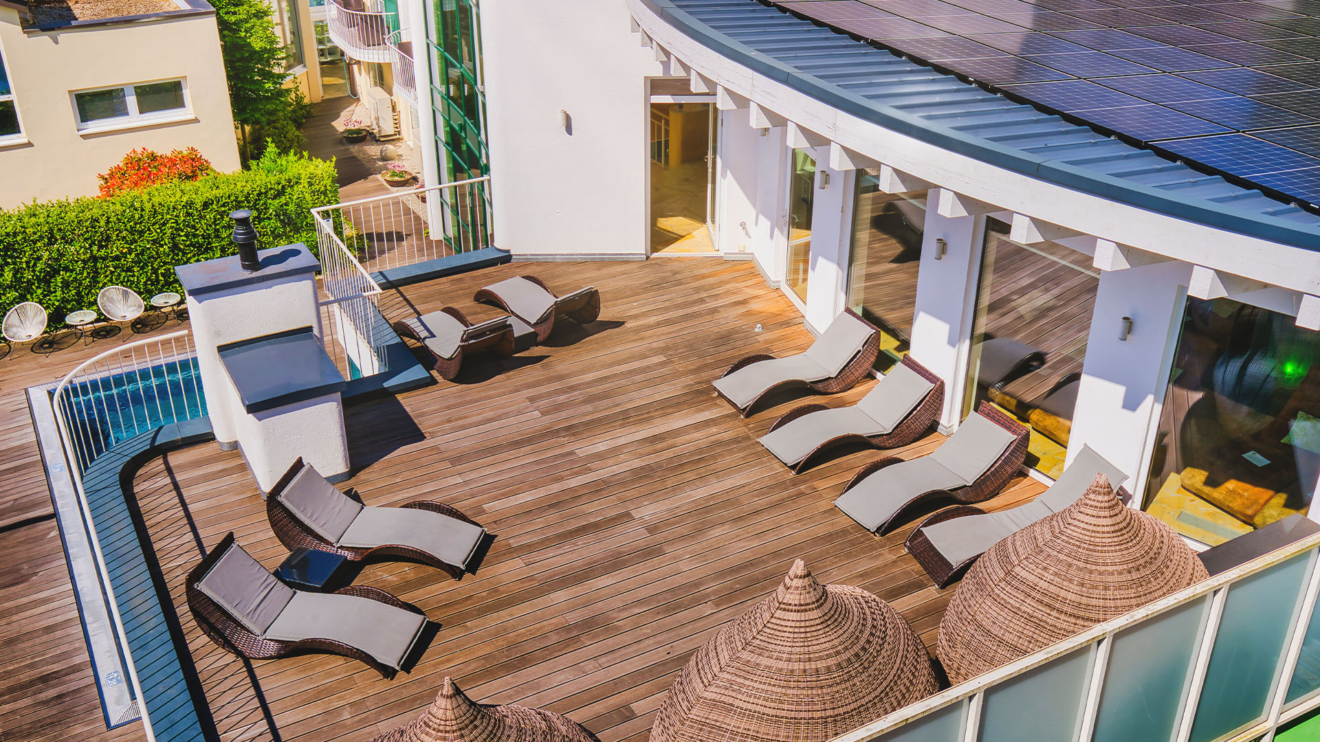 Lifestyle Resort Zum Kurfürsten in Bernkastel-Kues – Dachterrasse mit Liegen und kleinem Pool | Wellnesshotel Mosel