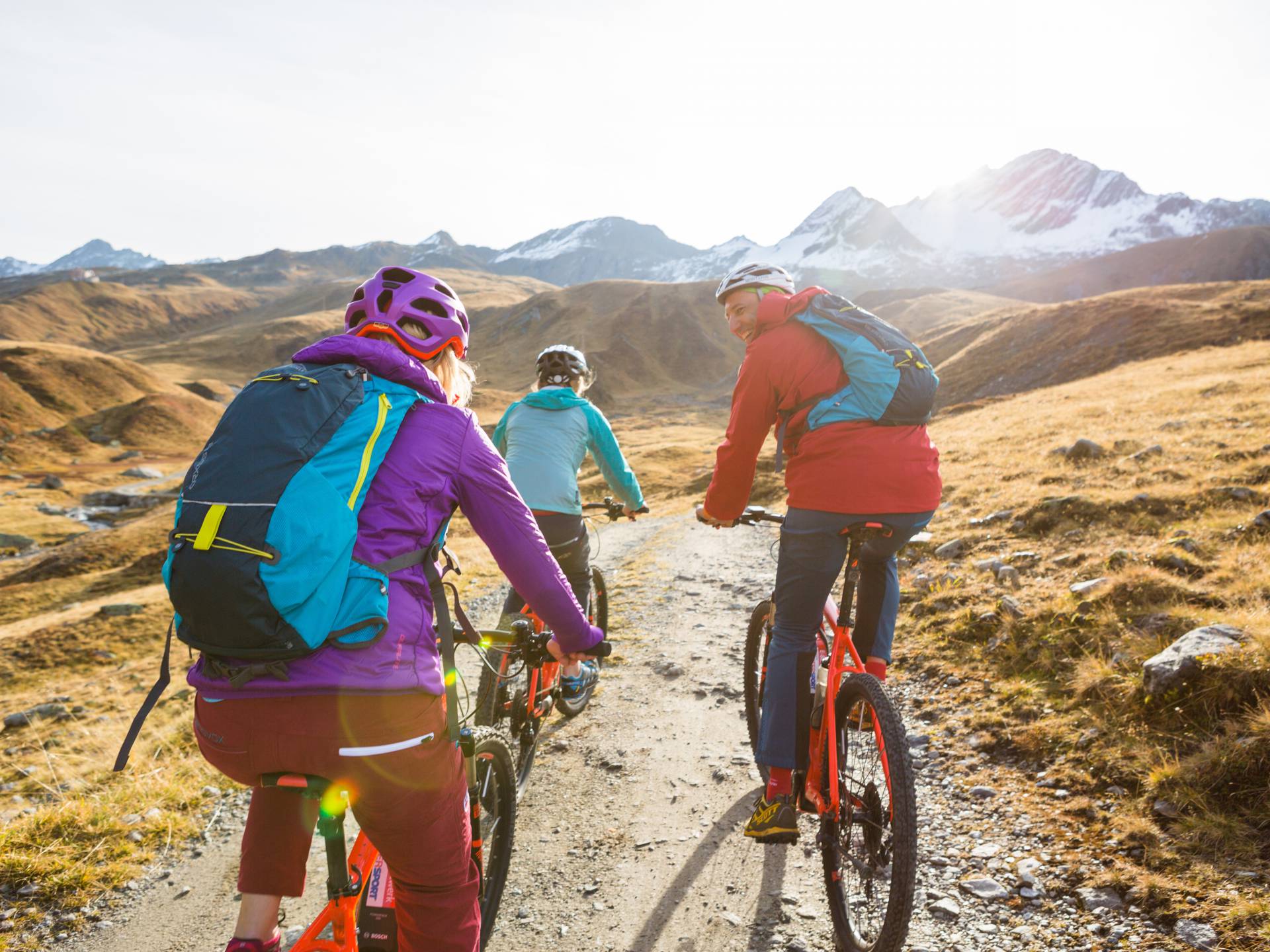 BergSPA & Hotel Zamangspitze in St. Gallenkirch – Mountainbiker auf einem Bergpfad im Montafon | Wellnesshotel Montafon