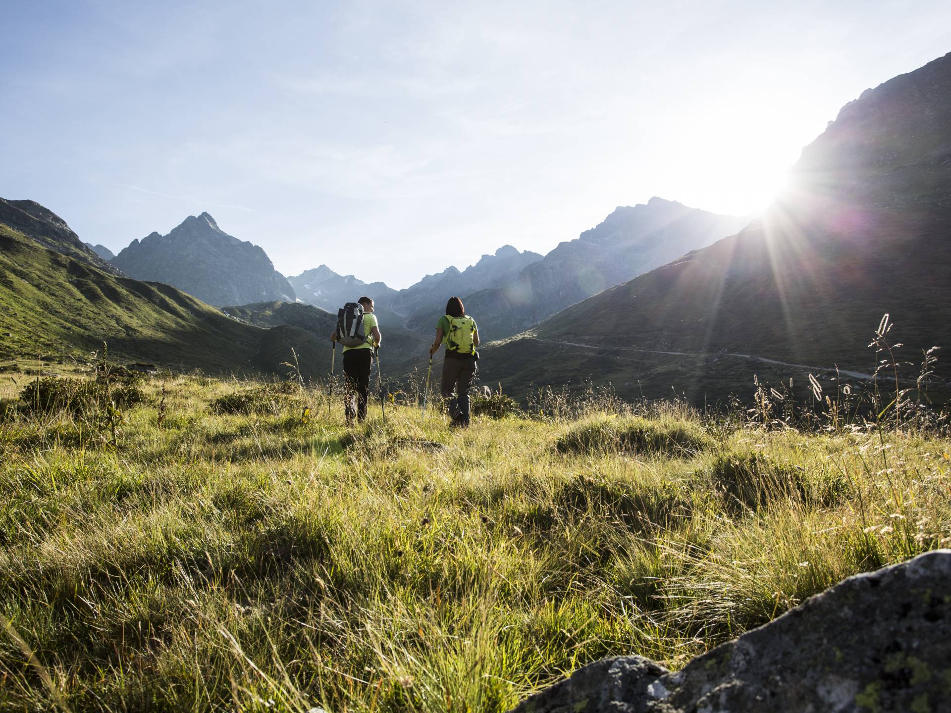 BergSPA & Hotel Zamangspitze in St. Gallenkirch – Wanderer in der alpinen Landschaft des Montafon | Wellnesshotel Montafon
