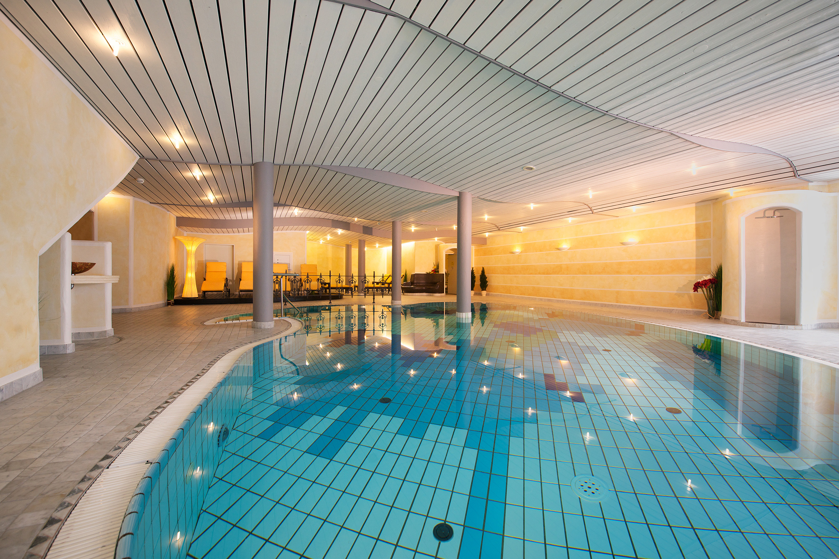 BergSPA & Hotel Zamangspitze in St. Gallenkirch – Großzügiger Innenpool mit Liegebereich | Wellnesshotel Montafon