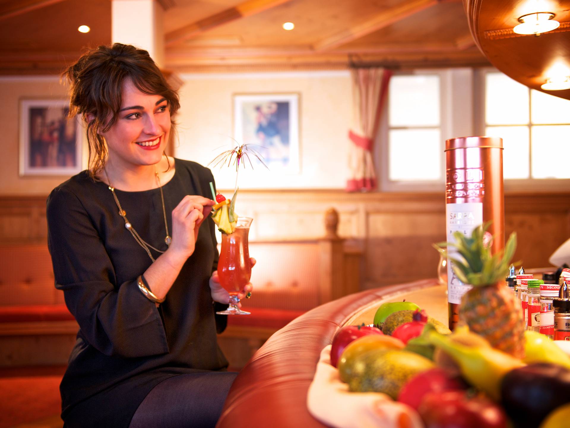 BergSPA & Hotel Zamangspitze in St. Gallenkirch – Frau genießt einen Cocktail an der Hotelbar | Wellnesshotel Montafon