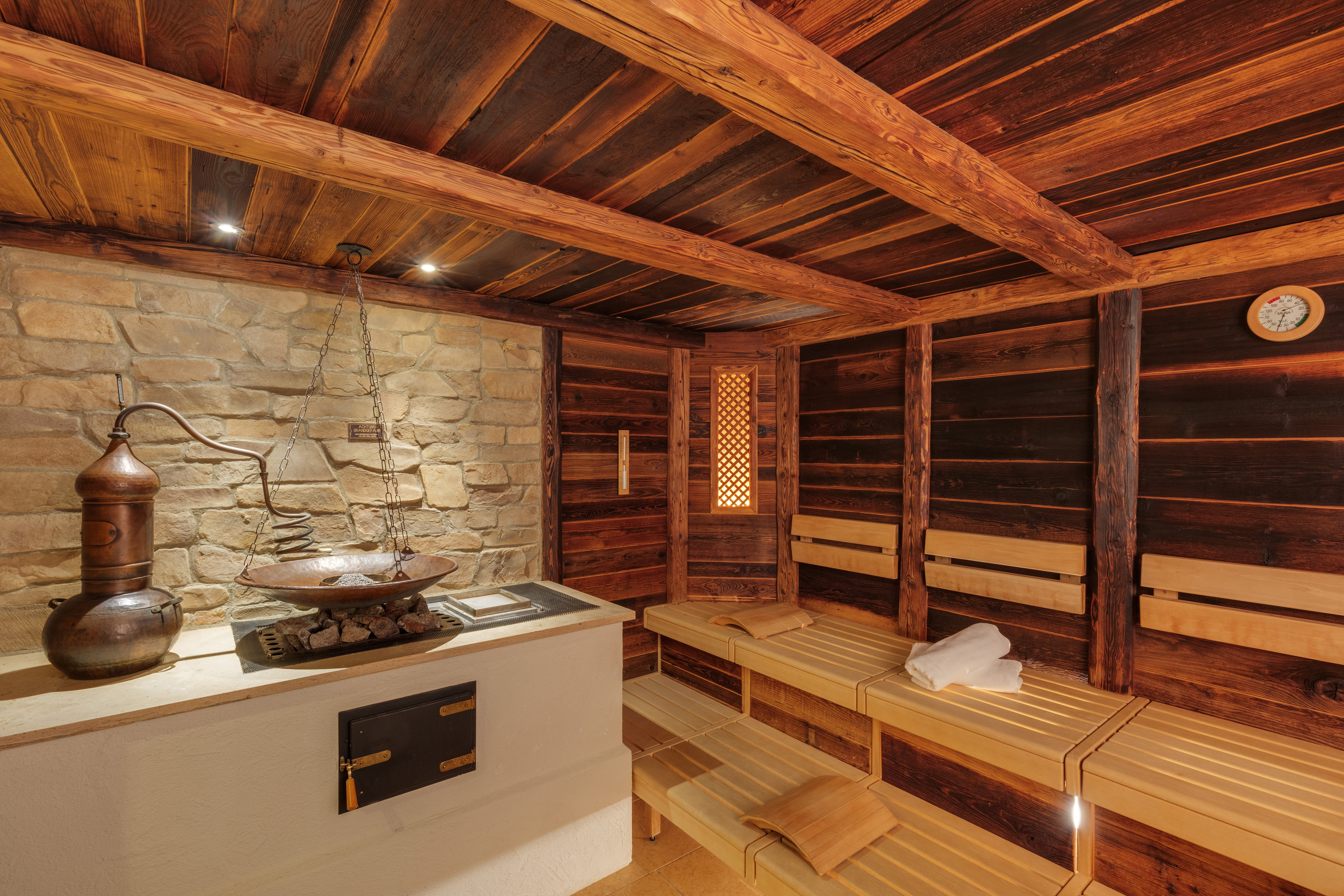 BergSPA & Hotel Zamangspitze in St. Gallenkirch – Traditionelle Sauna mit Holz und Stein | Wellnesshotel Montafon