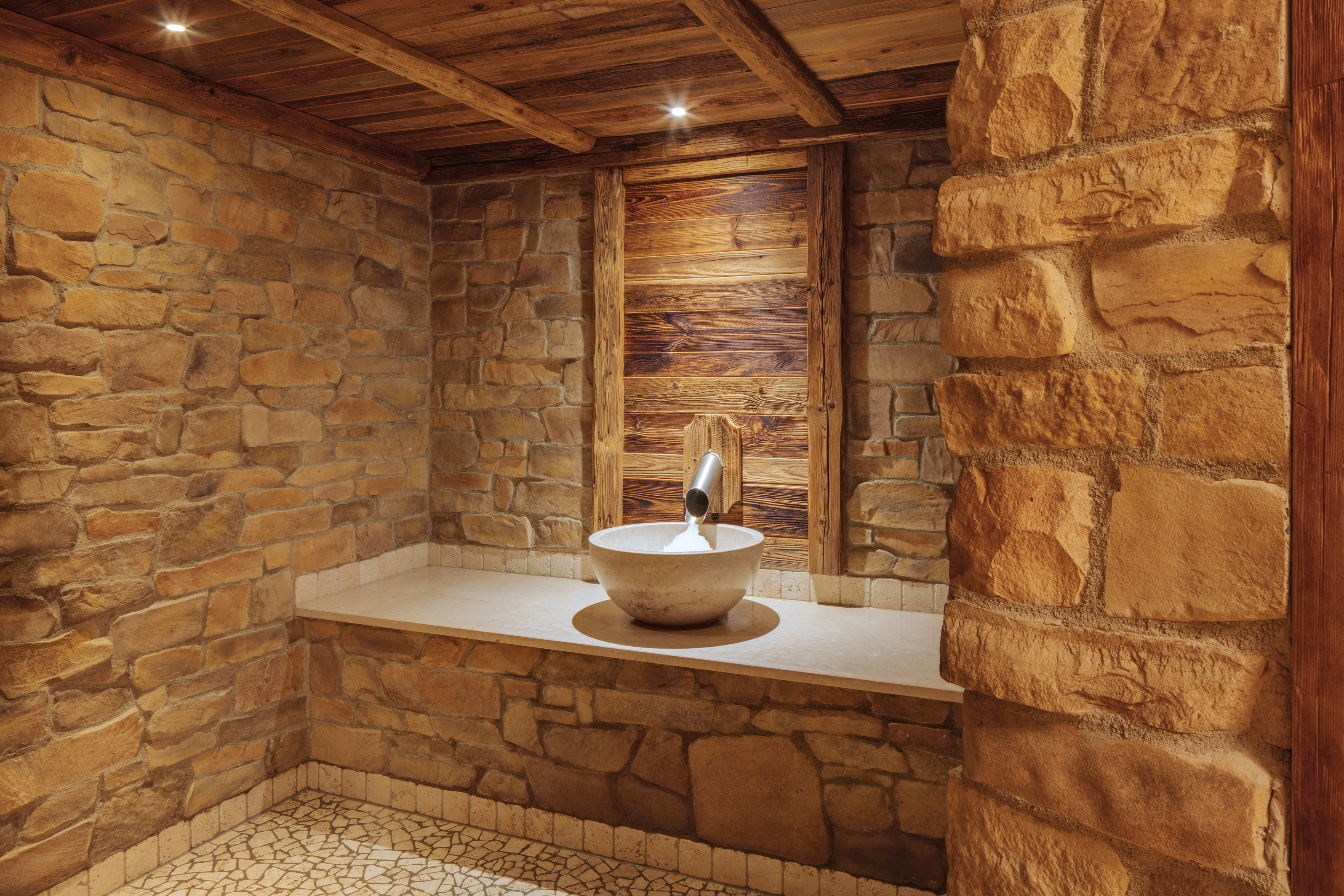 BergSPA & Hotel Zamangspitze in St. Gallenkirch – Steinernes Wasserbecken im Wellnessbereich | Wellnesshotel Montafon
