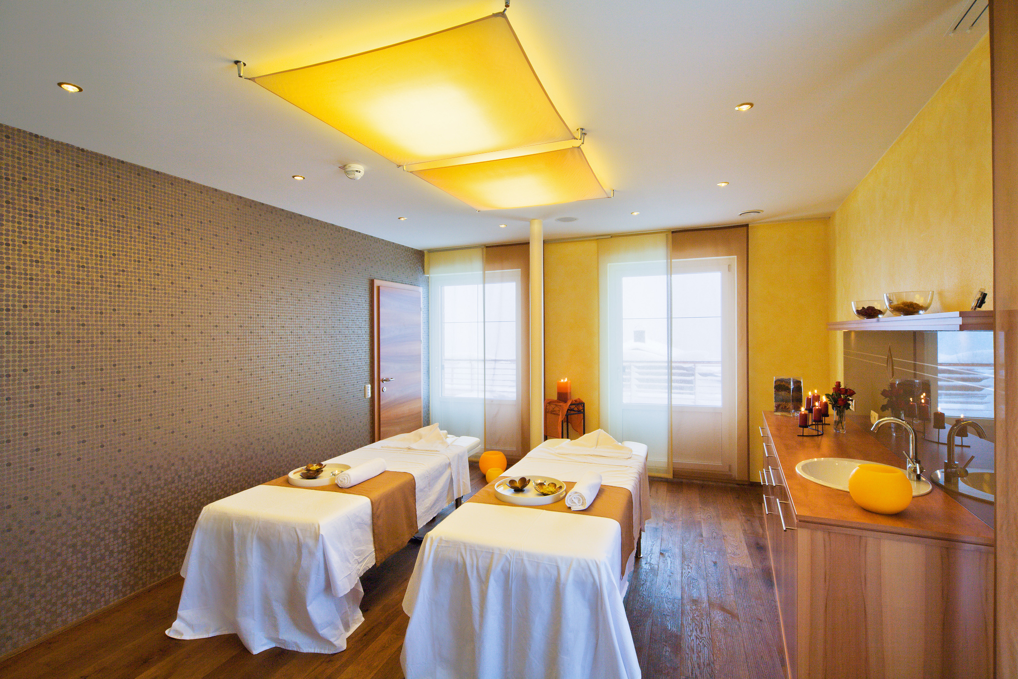 BergSPA & Hotel Zamangspitze in St. Gallenkirch – Heller Behandlungsraum mit zwei Massageliegen | Wellnesshotel Montafon