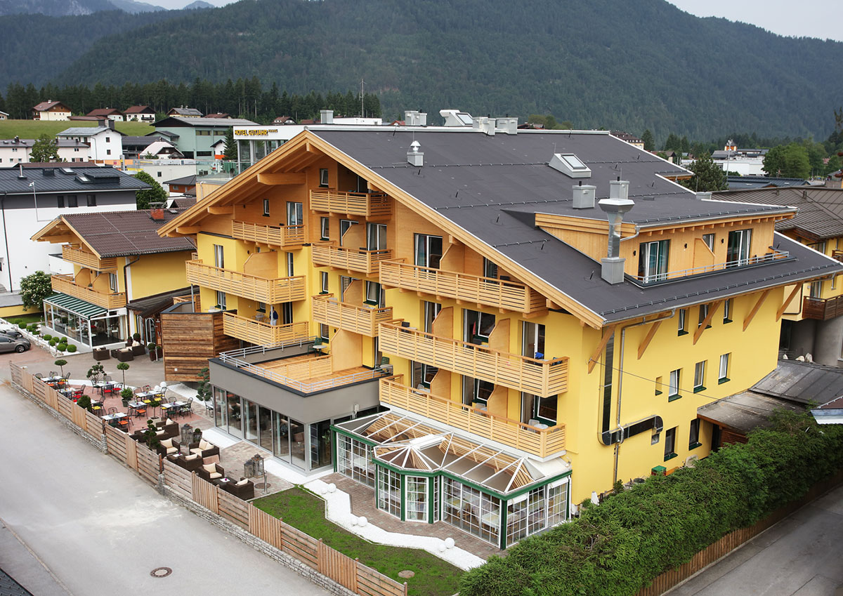 Hotel Gutjahr in Abtenau – Außenansicht mit Terrasse und Wintergarten | Wellnesshotel Salzburg