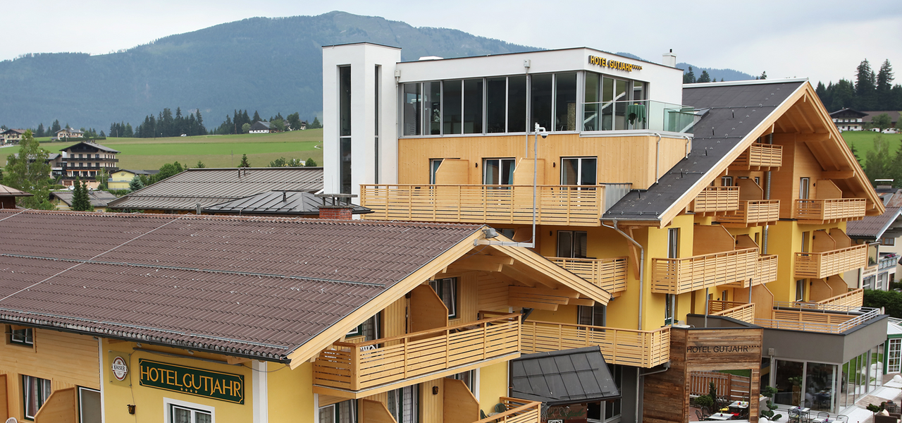 Hotel Gutjahr in Abtenau – Hotelgebäude mit moderner Architektur und Alpenpanorama | Wellnesshotel Salzburg