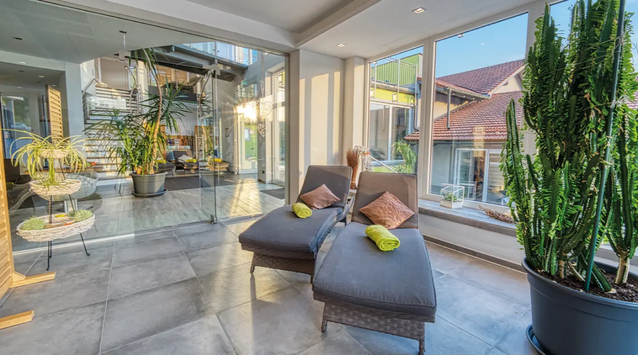 Heller Ruheraum mit bequemen Liegen und Pflanzen im Hotel & SPA Reibener-Hof