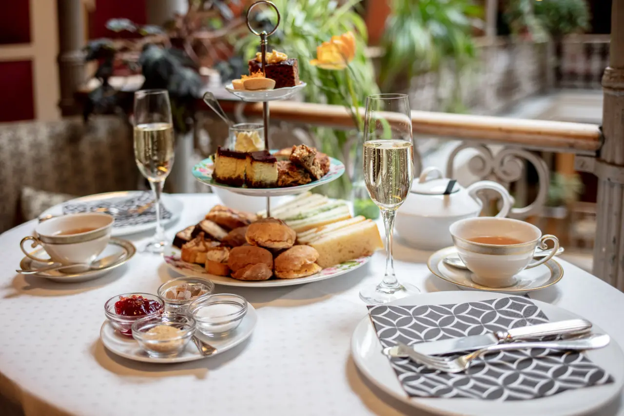 Elegantes Afternoon Tea mit Sekt, Sandwiches und Gebäck im BLUME. Baden Hotel & Restaurant.