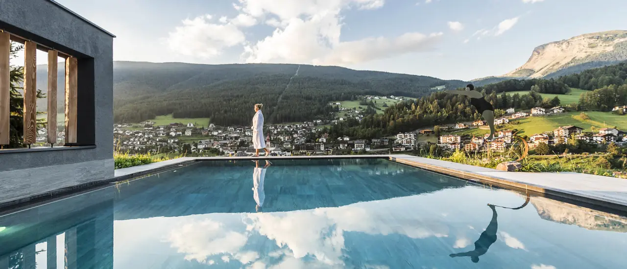 Rainell Dolomites Retreat in St. Ulrich in Gröden – Komfortables Doppelzimmer mit Bergbalkon | Wellnesshotel Dolomiten