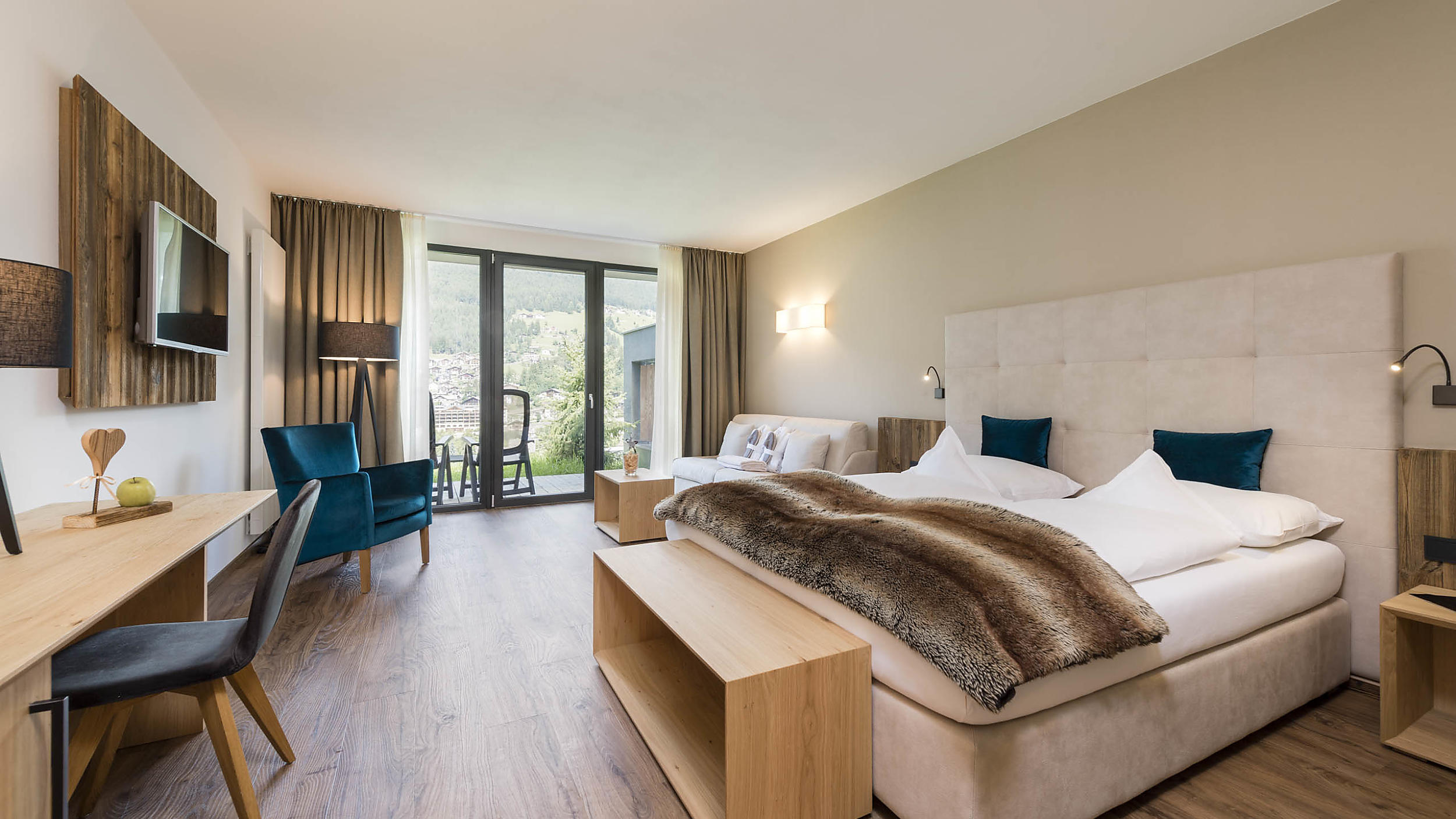 Rainell Dolomites Retreat in St. Ulrich in Gröden – Geräumiges Hotelzimmer mit Balkon und Bergblick | Wellnesshotel Dolomiten