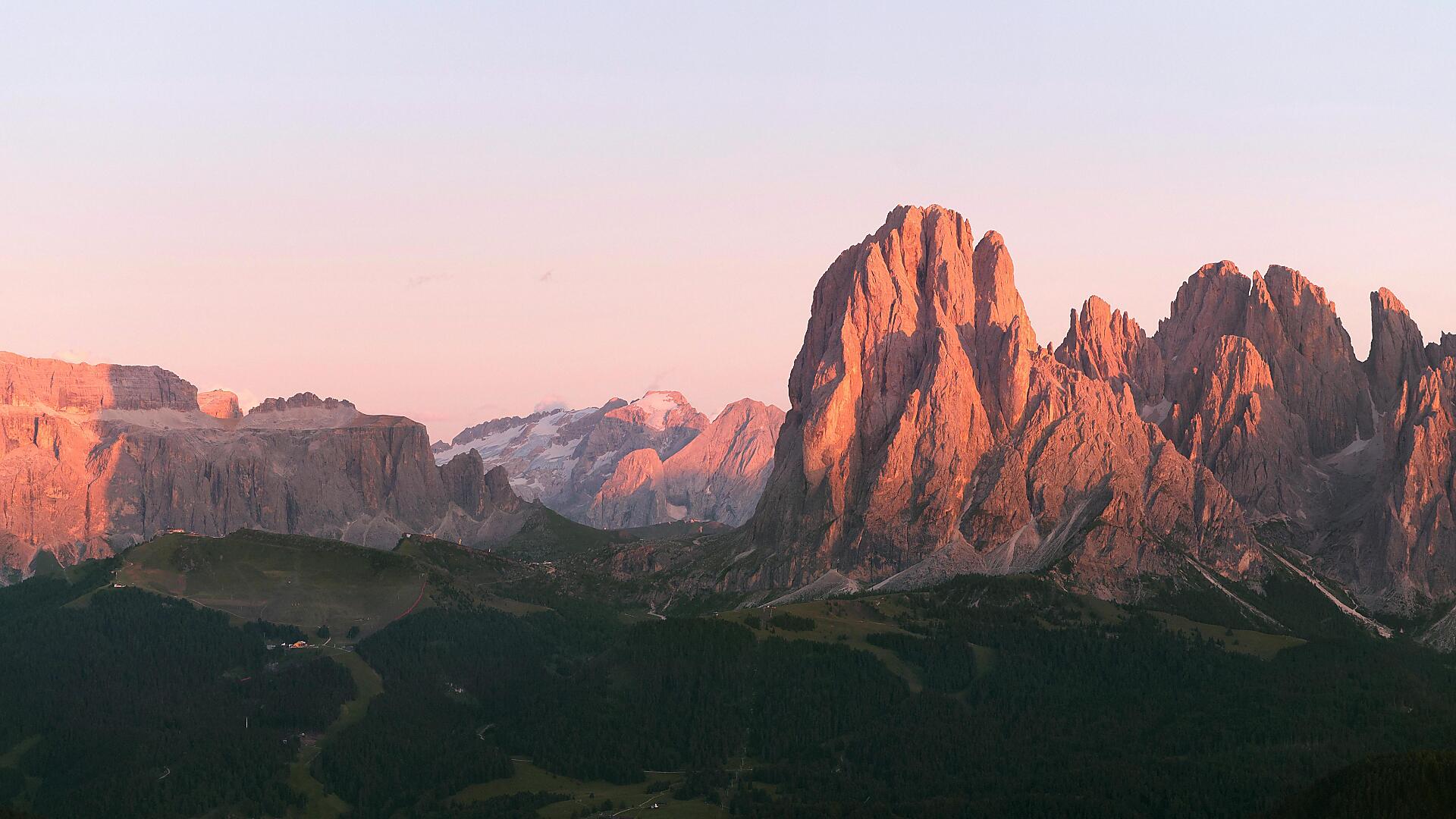 Rainell Dolomites Retreat in St. Ulrich in Gröden – Panorama-Sauna mit Waldblick | Wellnesshotel Dolomiten