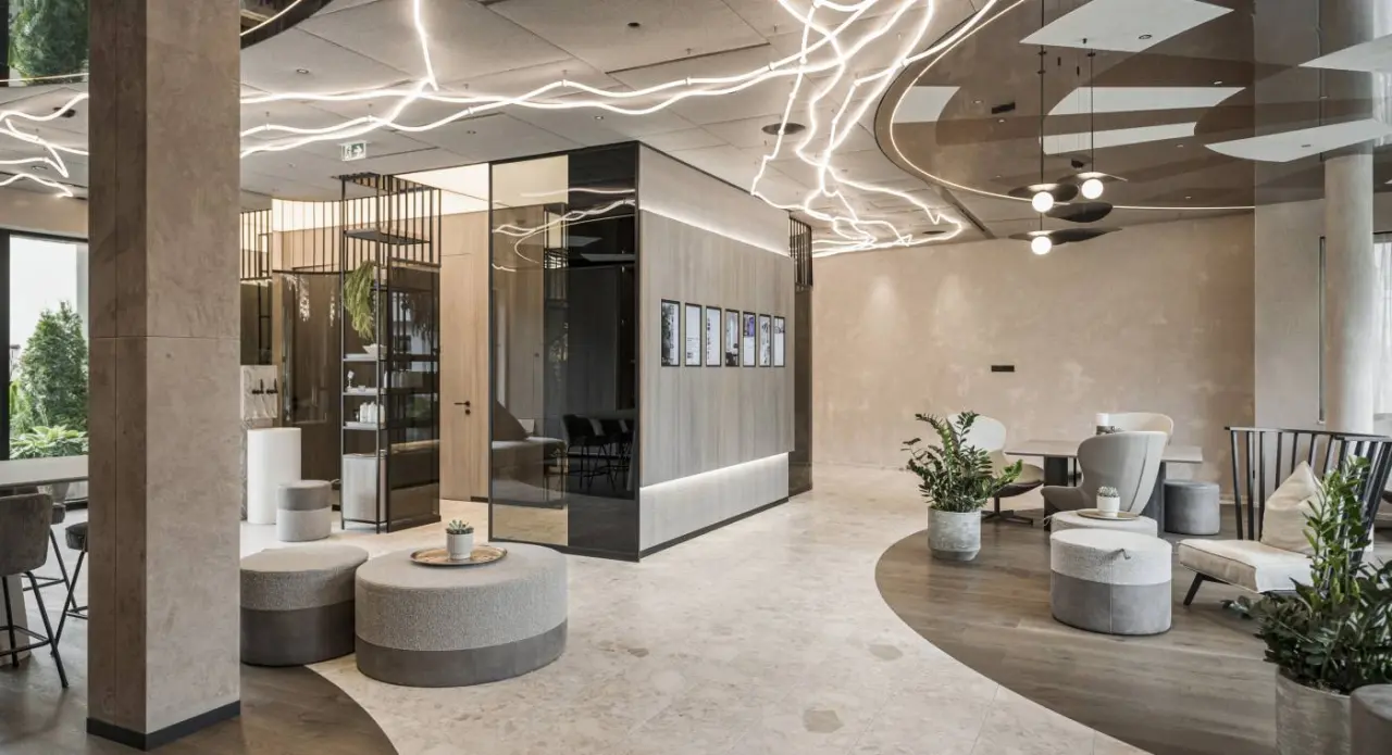 Elegante Lobby mit Designer-Beleuchtung und komfortablen Sitzgelegenheiten im Alpenresort Schwarz.