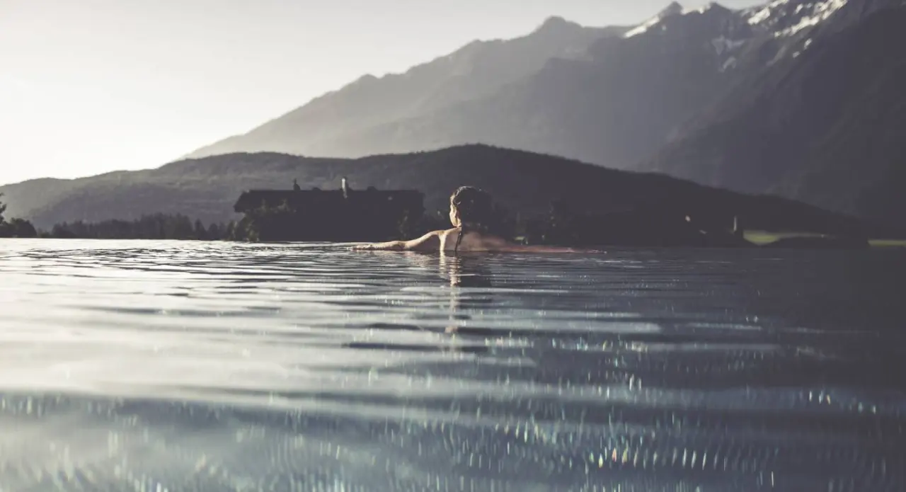 Entspannung im Infinity Pool des Alpenresort Schwarz mit atemberaubendem Blick auf die majestätischen Alpen.