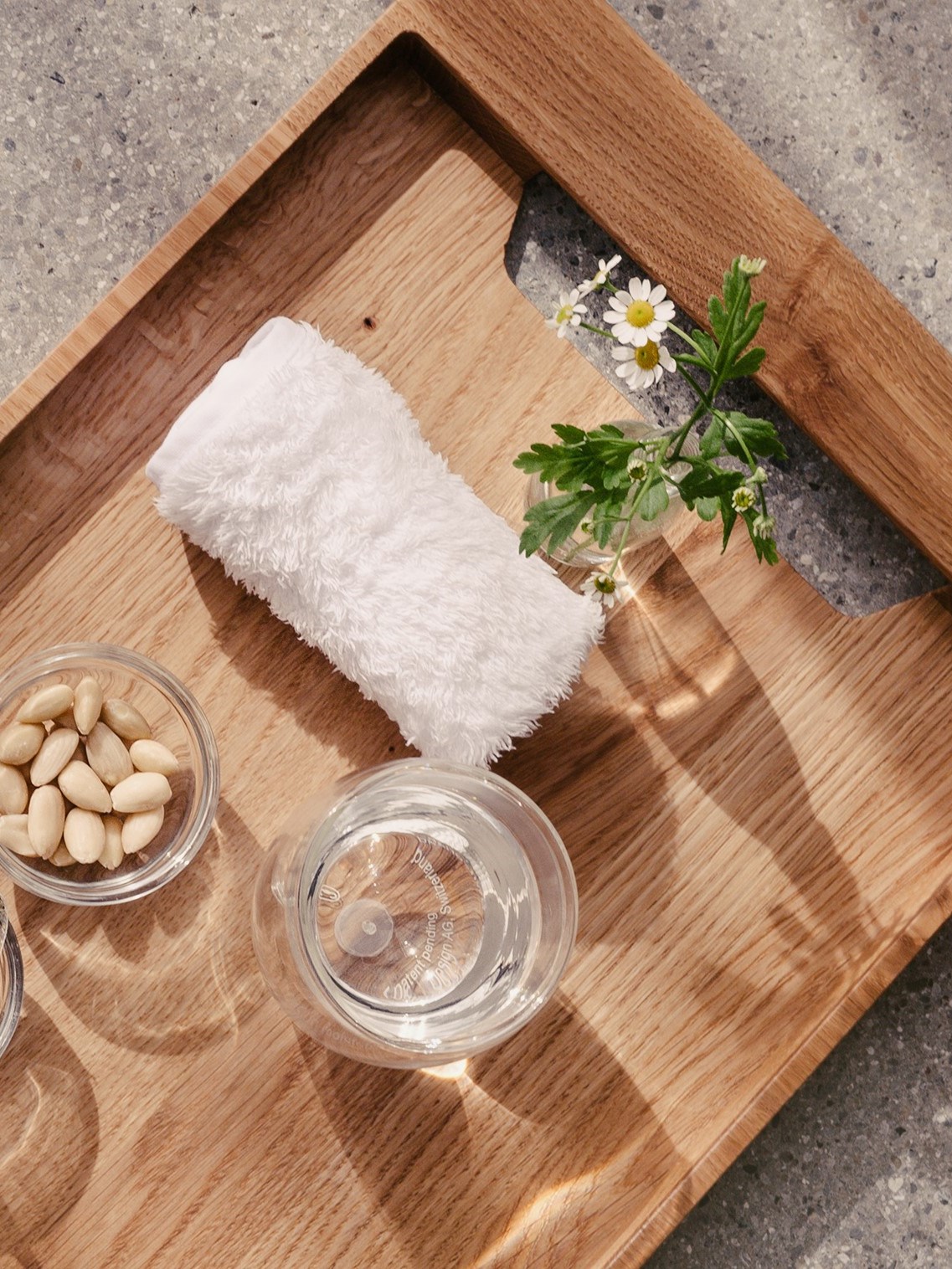 Hotel Post Bezau in Bezau – Wellness-Tablett mit Wasser, Mandeln und Handtuch | Wellnesshotel Bregenzerwald