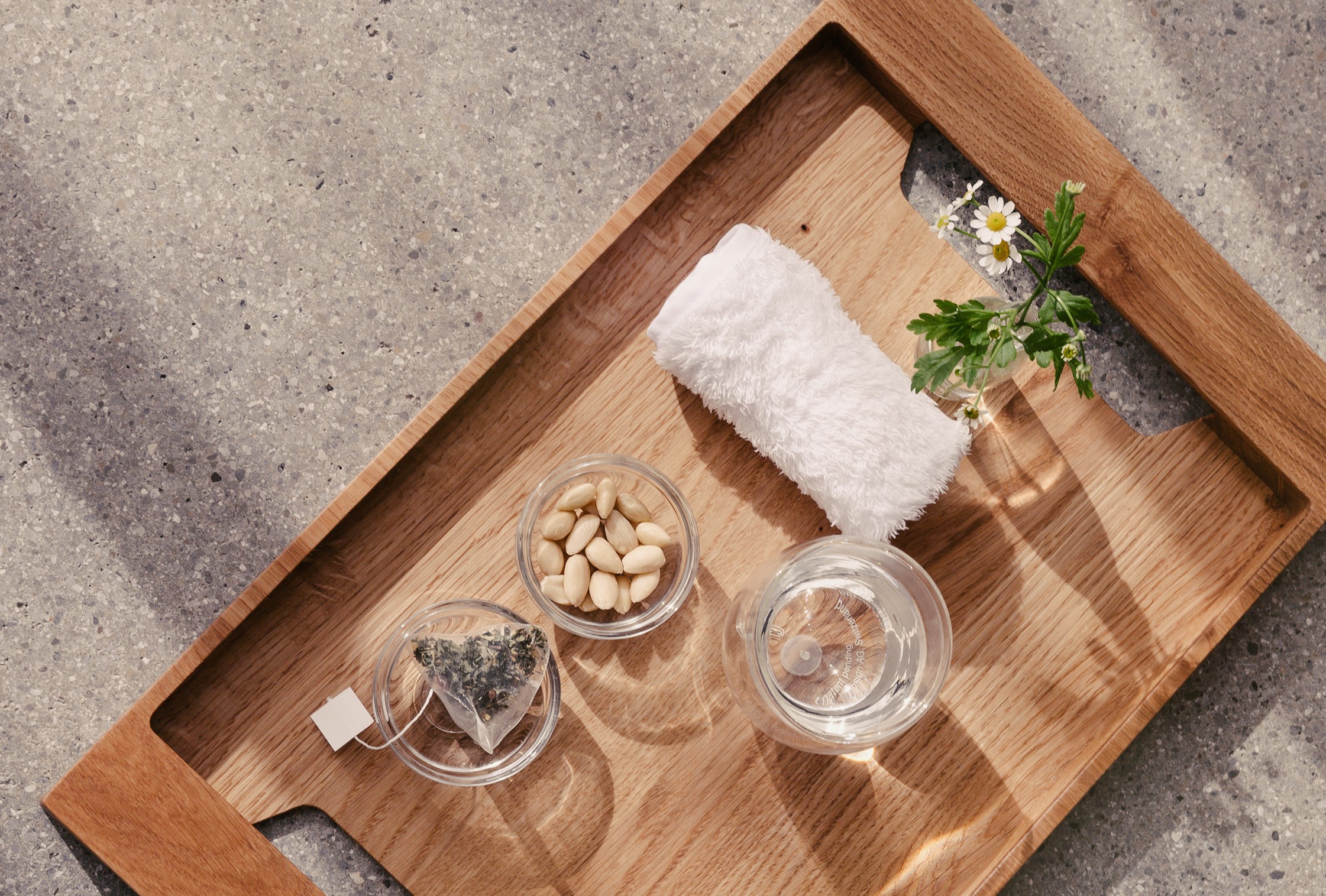 Hotel Post Bezau in Bezau – Wellness-Tablett mit Tee, Wasser, Mandeln und Handtuch | Wellnesshotel Bregenzerwald