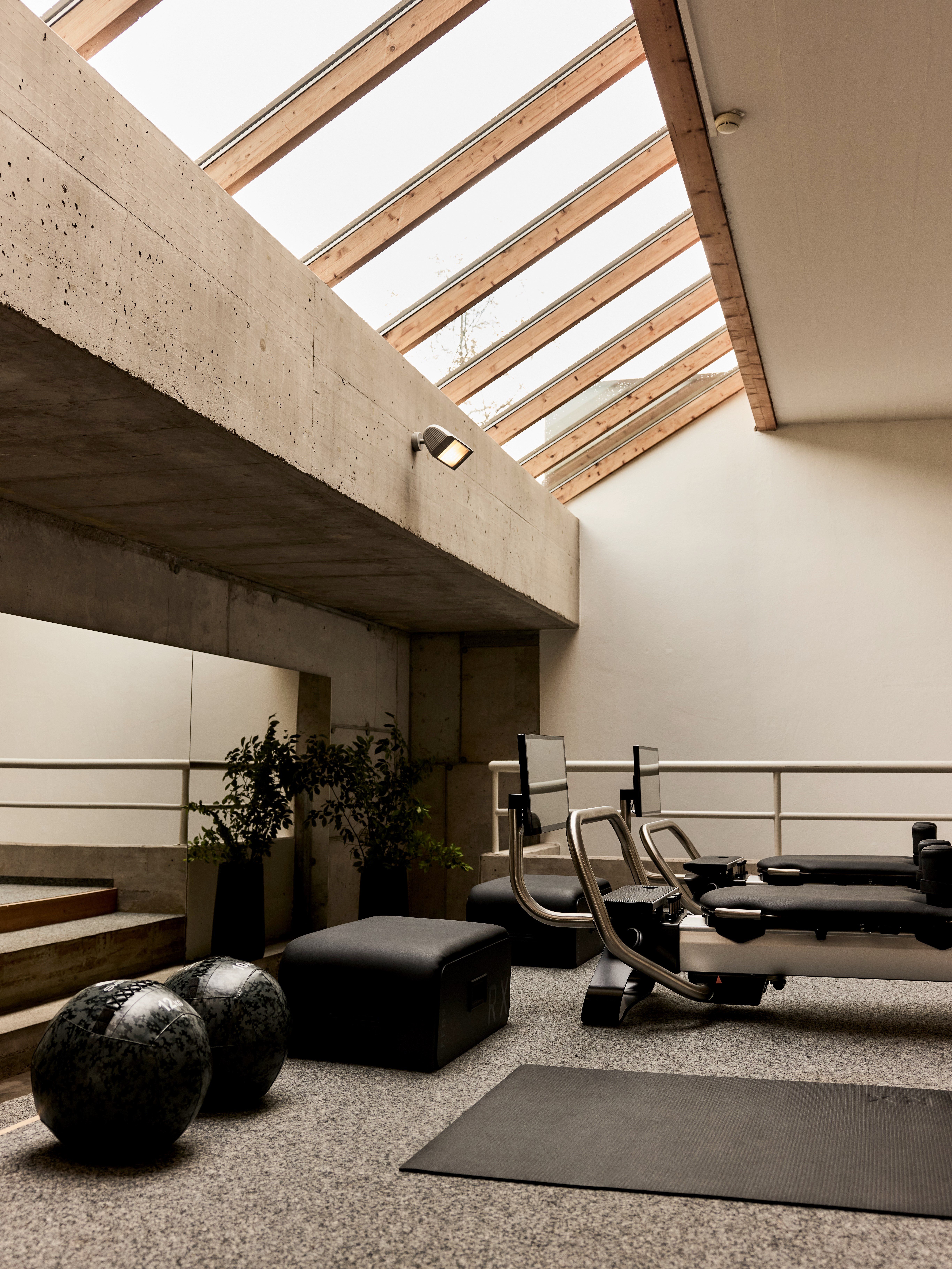 Hotel Post Bezau in Bezau – Moderner Fitnessraum mit Tageslicht und Pilates-Geräten | Wellnesshotel Vorarlberg