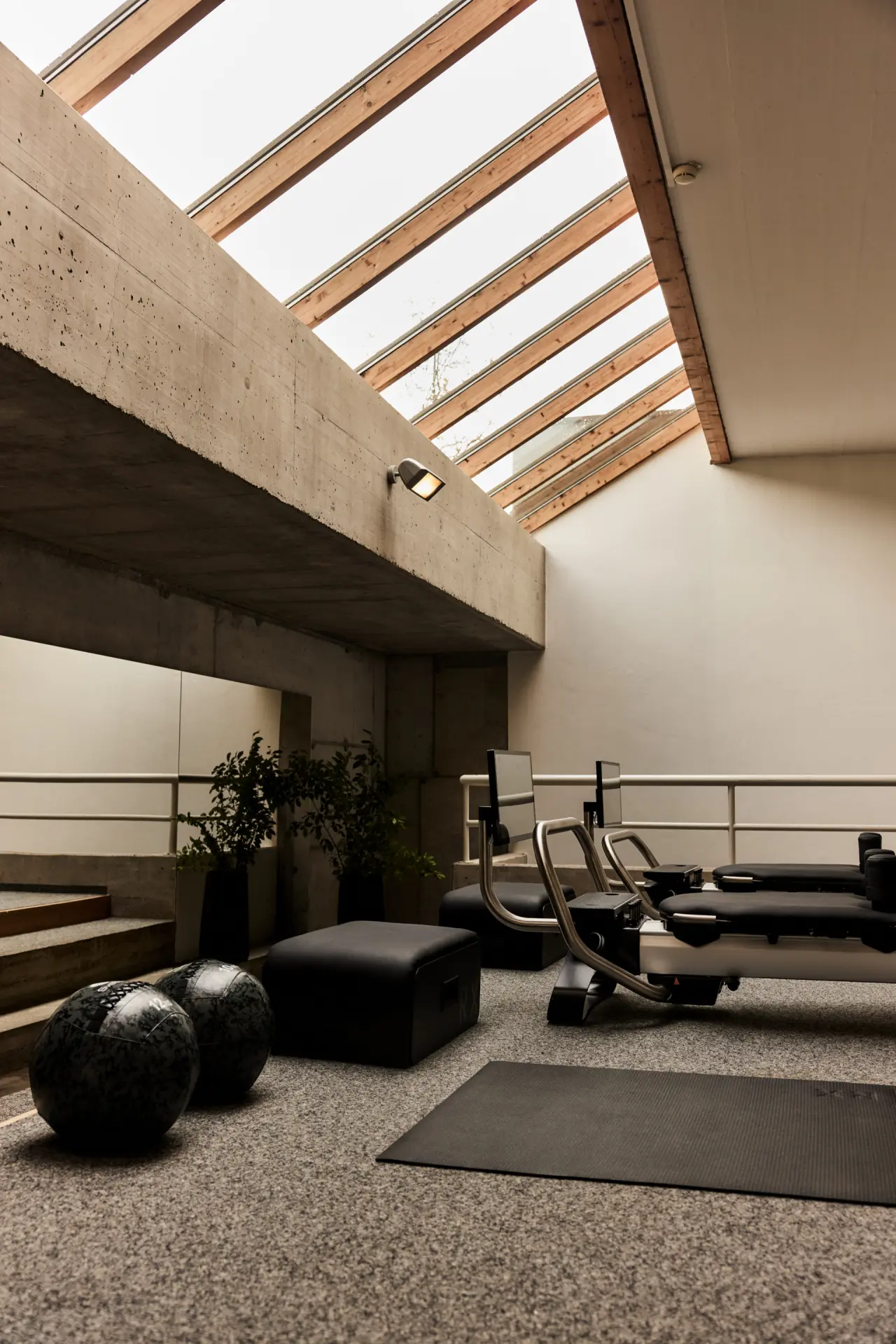Hotel Post Bezau in Bezau – Moderner Fitnessraum mit Tageslicht und Pilates-Geräten | Wellnesshotel Vorarlberg