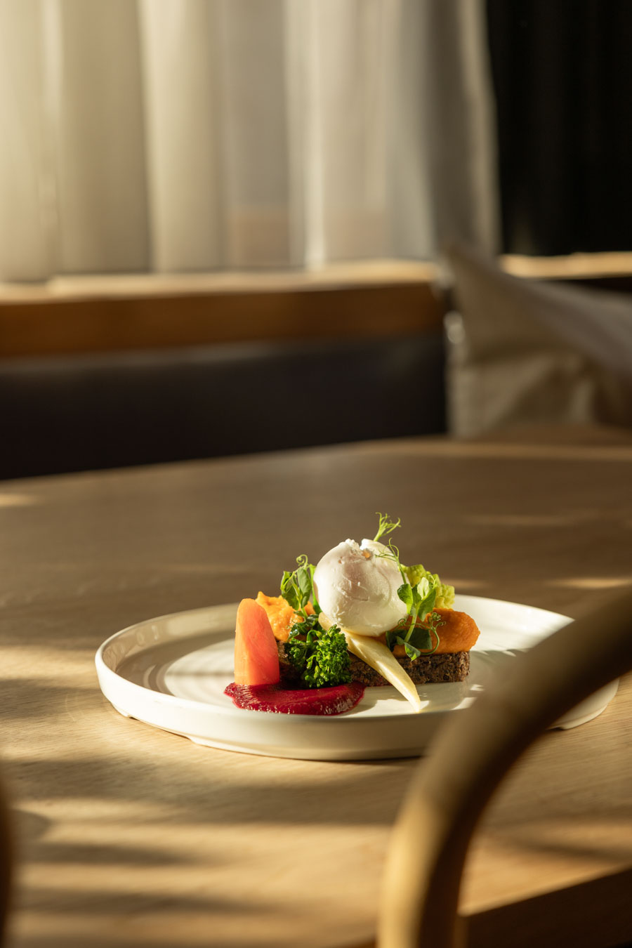 Hotel Post Bezau in Bezau – Kreativ angerichtetes Gericht auf Holztisch im Restaurant | Wellnesshotel Bregenzerwald