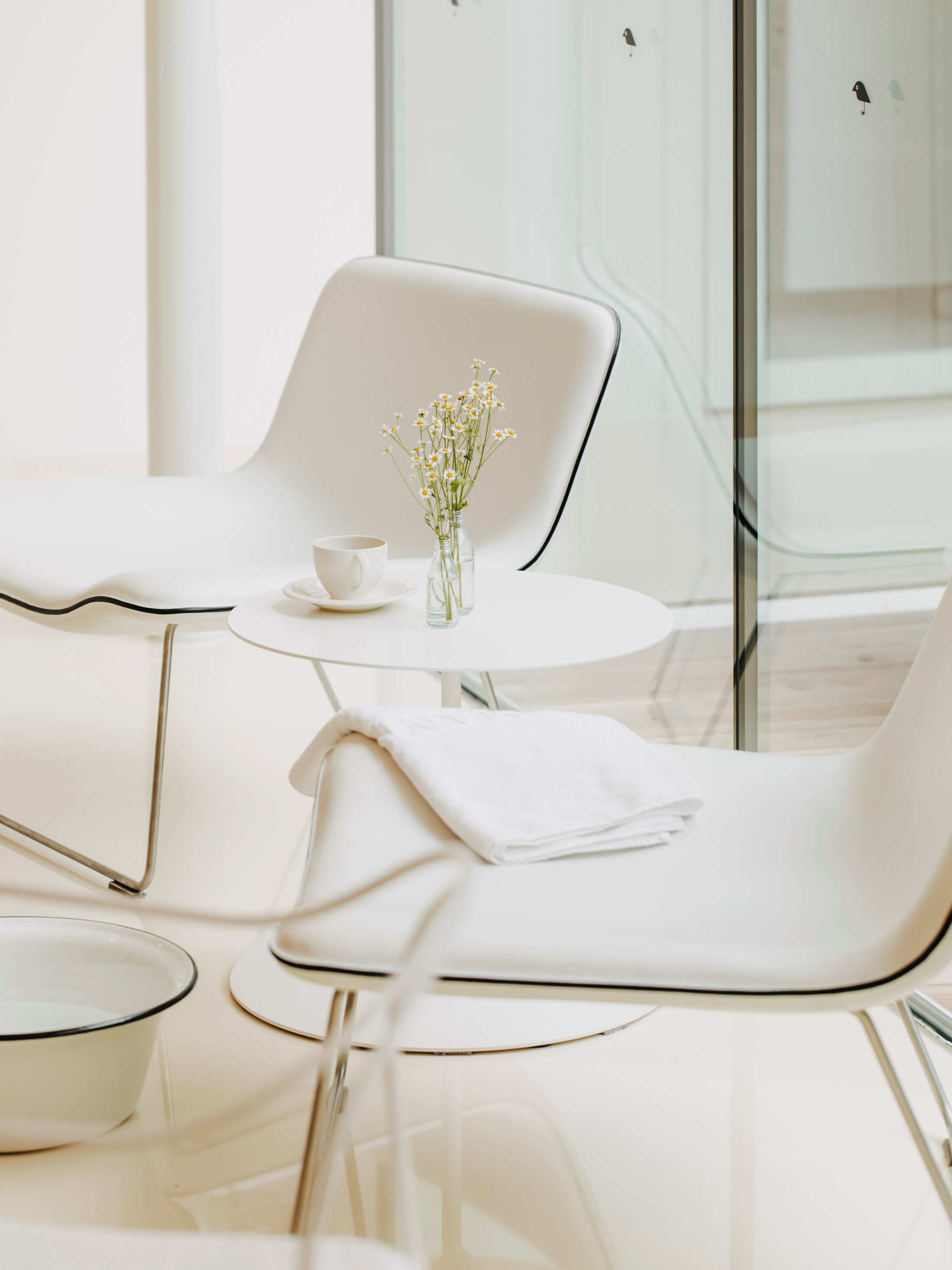 Hotel Post Bezau in Bezau – Entspannungsbereich im Spa mit Teetasse und Fußbad | Wellnesshotel Vorarlberg