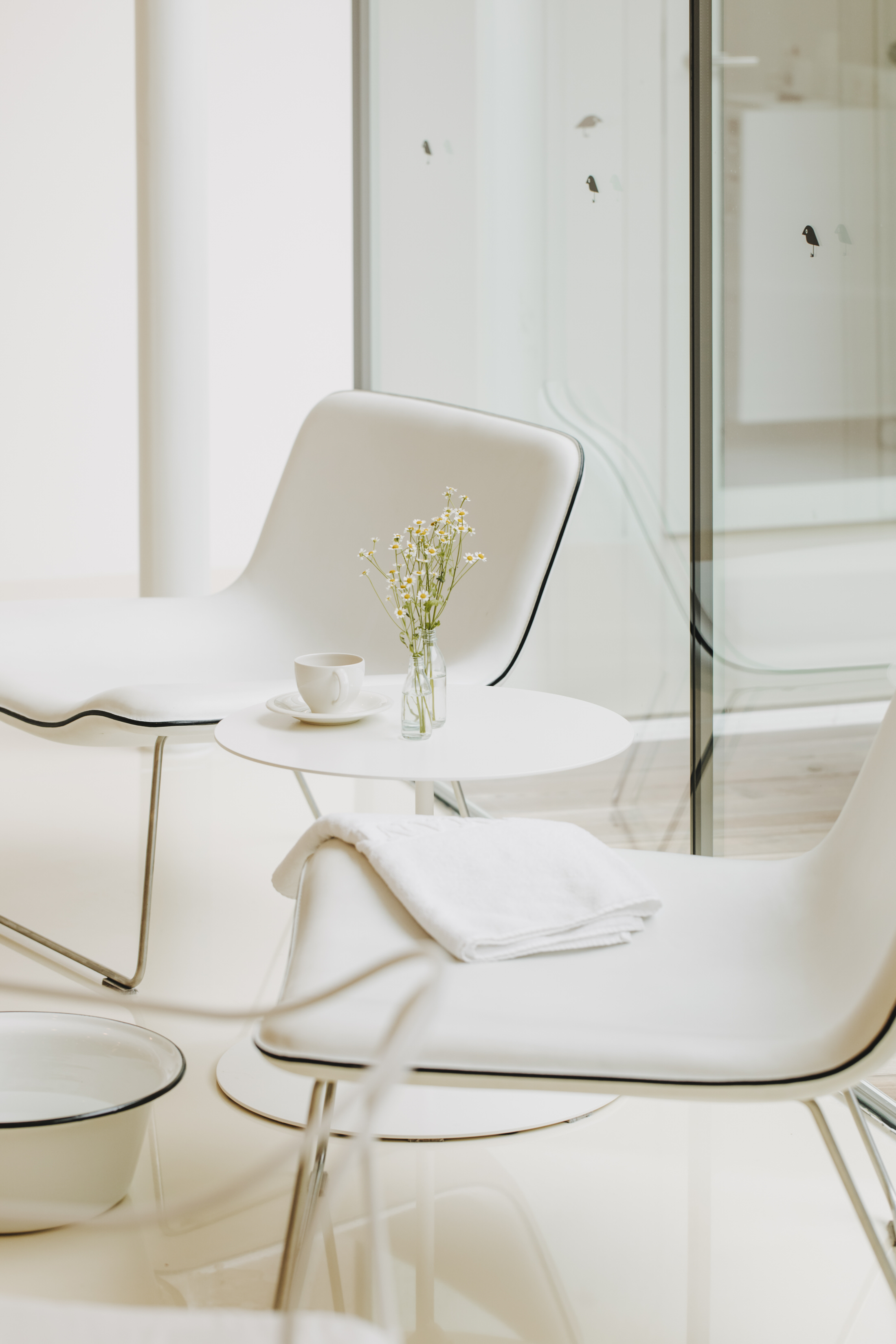 Hotel Post Bezau in Bezau – Heller Entspannungsbereich mit Lounge-Sesseln und Fußbad | Wellnesshotel Bregenzerwald