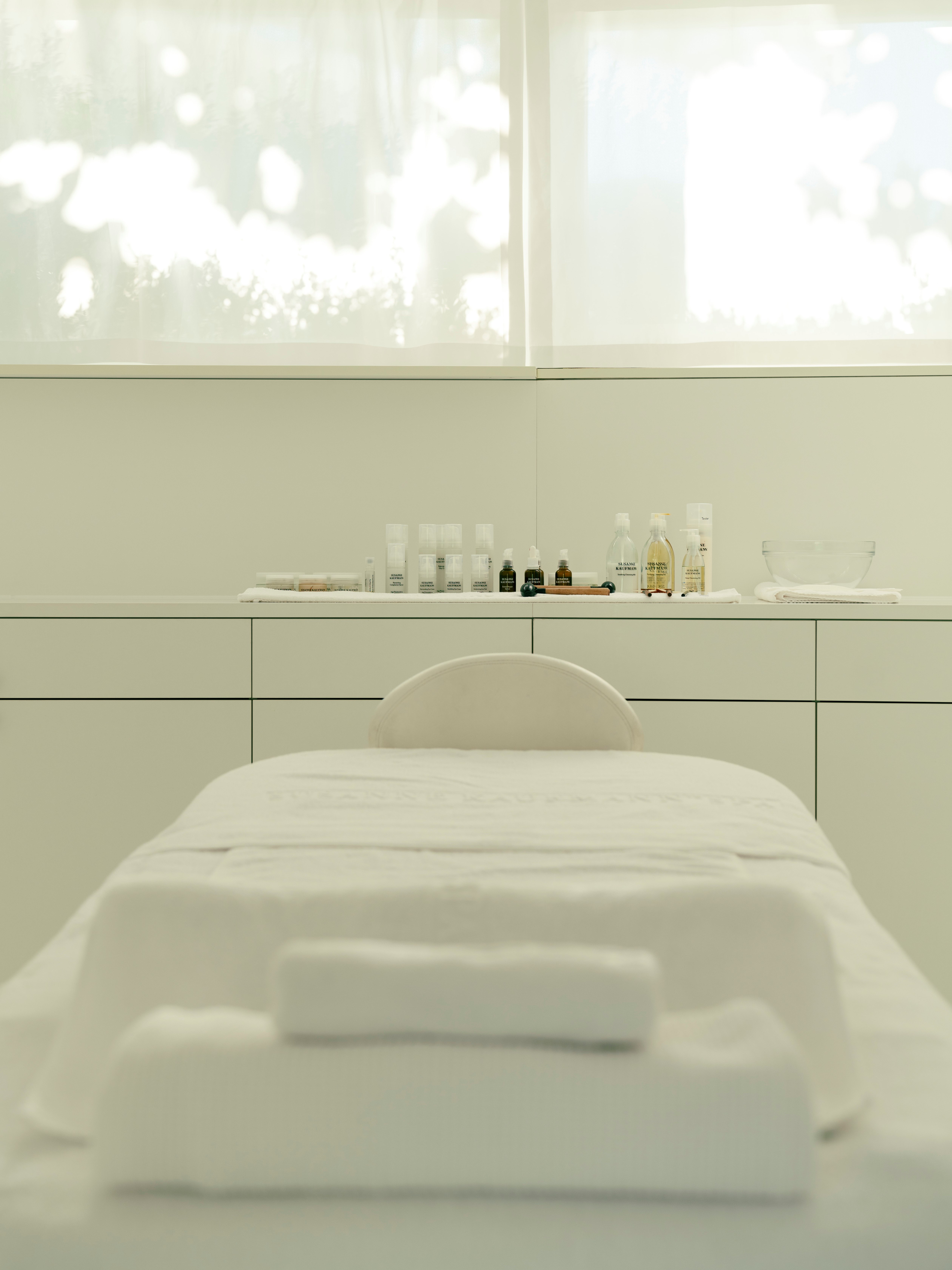Hotel Post Bezau in Bezau – Vorbereiteter Behandlungsraum mit Kosmetikprodukten | Wellnesshotel Bregenzerwald