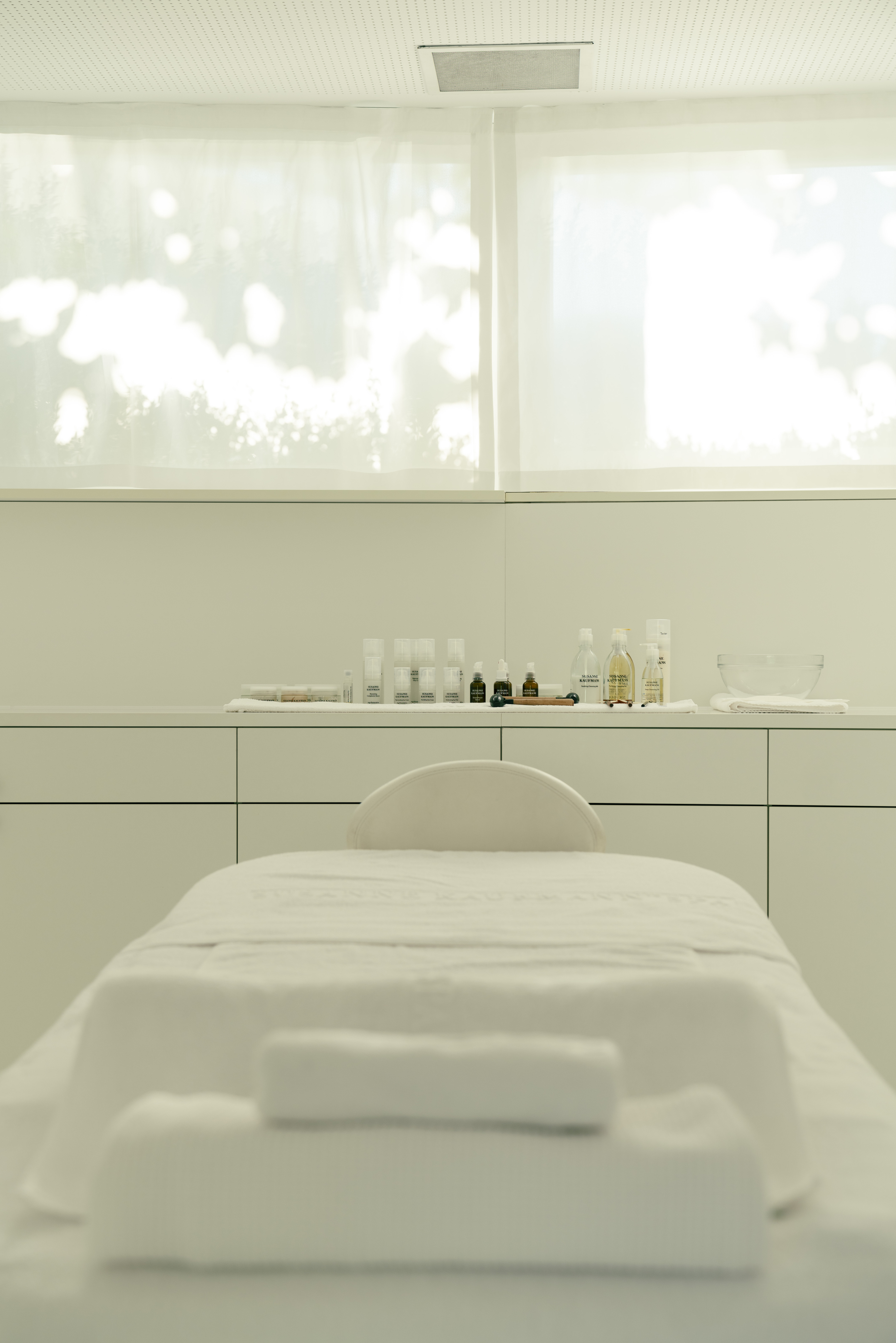 Hotel Post Bezau in Bezau – Vorbereiteter Behandlungsraum mit Kosmetikprodukten | Wellnesshotel Bregenzerwald