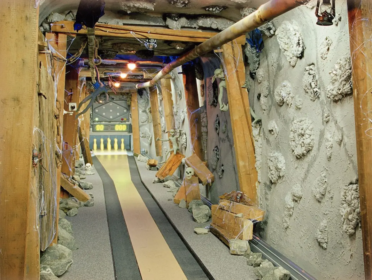 Landhotel Grimmeblick in Winterberg – Thematische Kegelbahn im Bergwerk-Stil für Unterhaltung | Wellnesshotel Sauerland