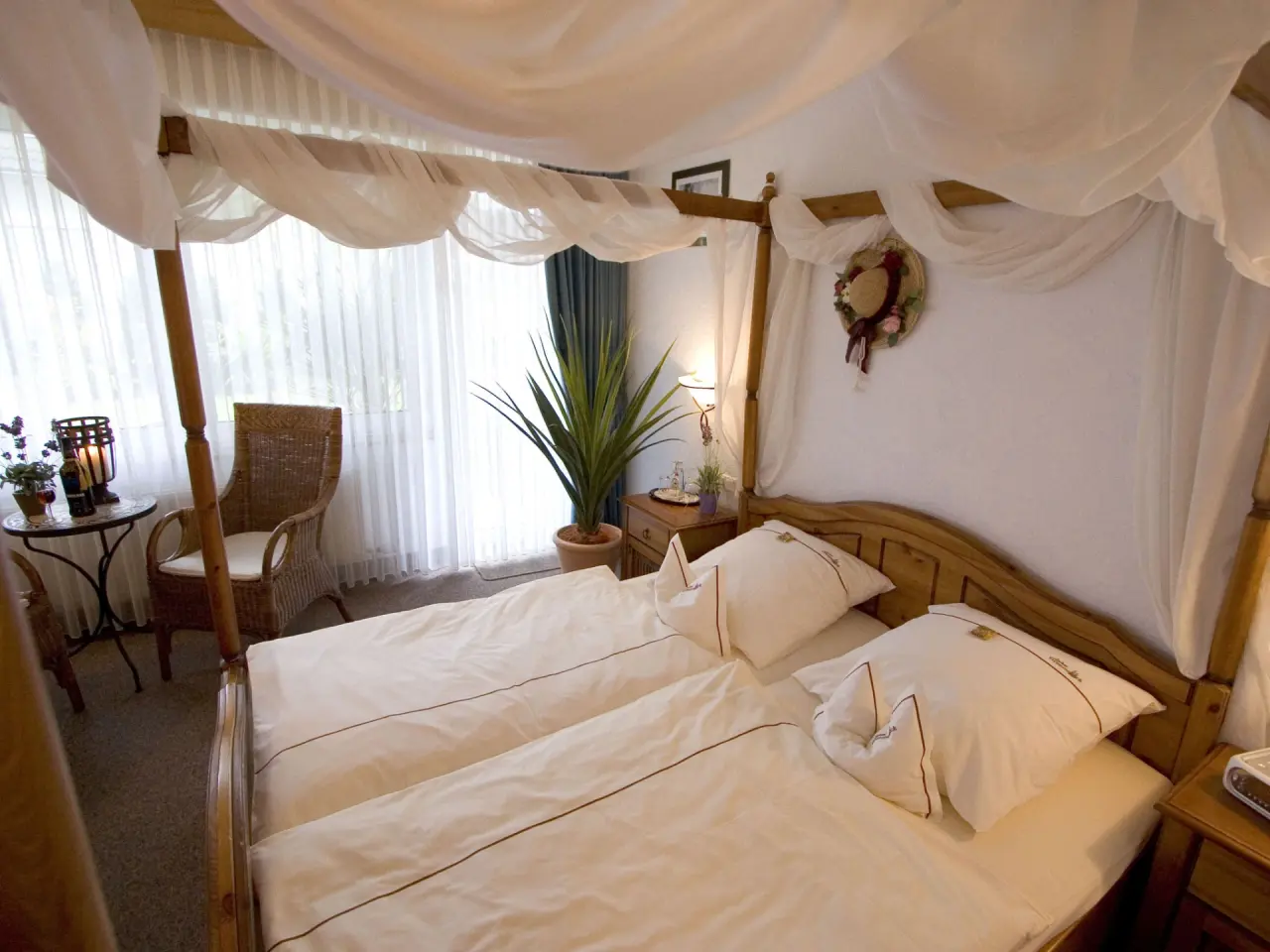 Landhotel Grimmeblick in Winterberg – Gemütliches Doppelzimmer mit Himmelbett und hellem Ambiente | Wellnesshotel Sauerland