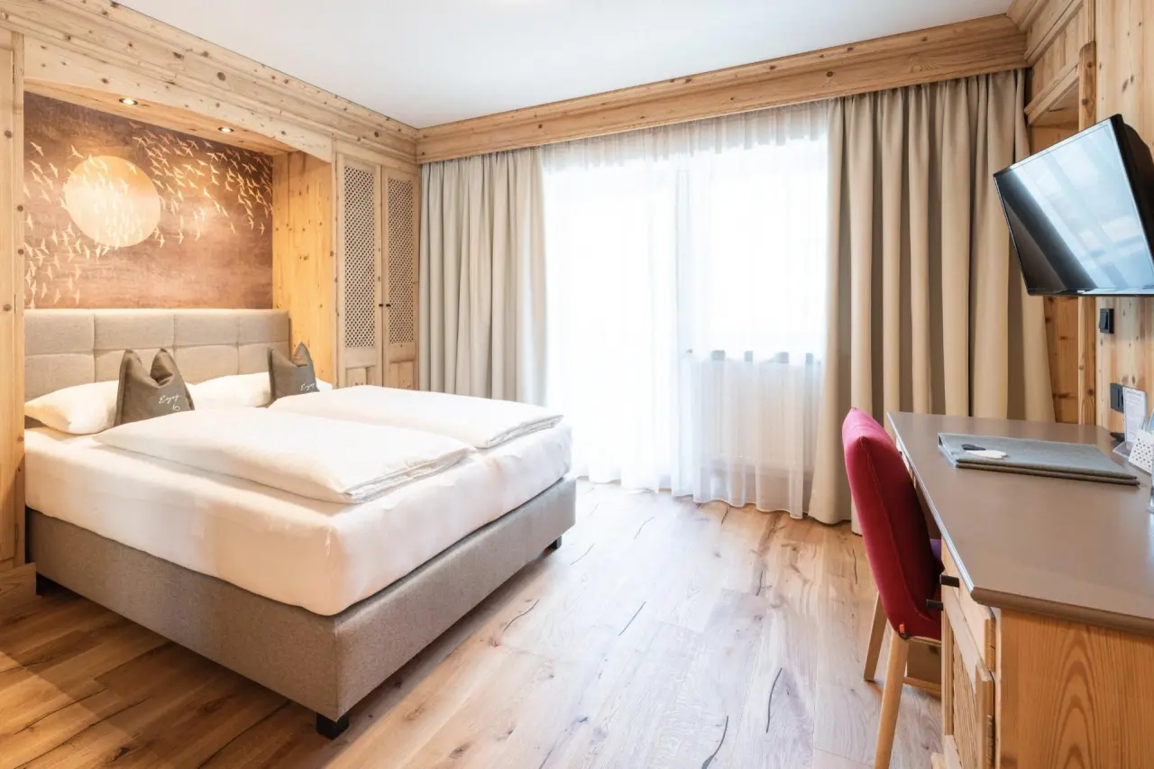 Helles, modernes Doppelzimmer mit Zirbenholz-Design und Schreibtisch im Hotel Gassner 4 Sterne Superior.