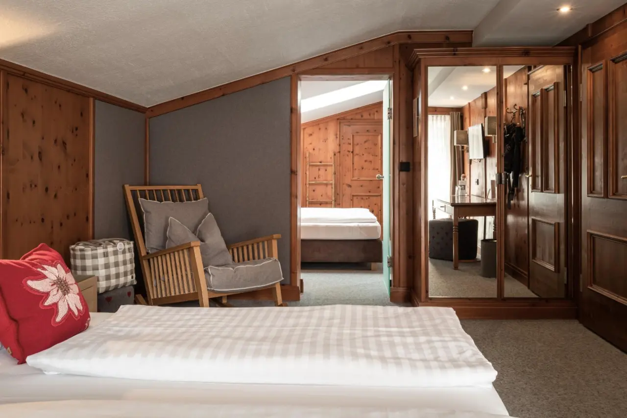 Gemütliches Doppelzimmer mit Holzelementen und Sitzecke im Hotel Gassner 4 Sterne Superior.