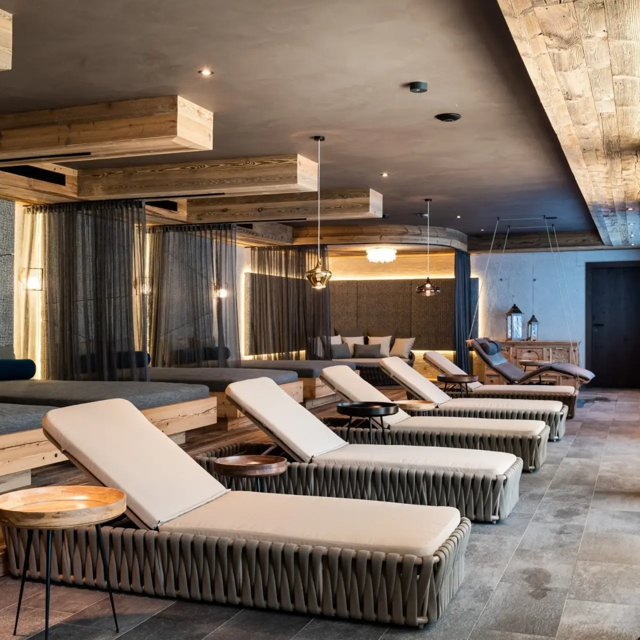 Gemütlicher Ruheraum mit modernen Liegen und Holzdetails im Spa-Bereich des Hotel Gassner 4 Sterne Superior.