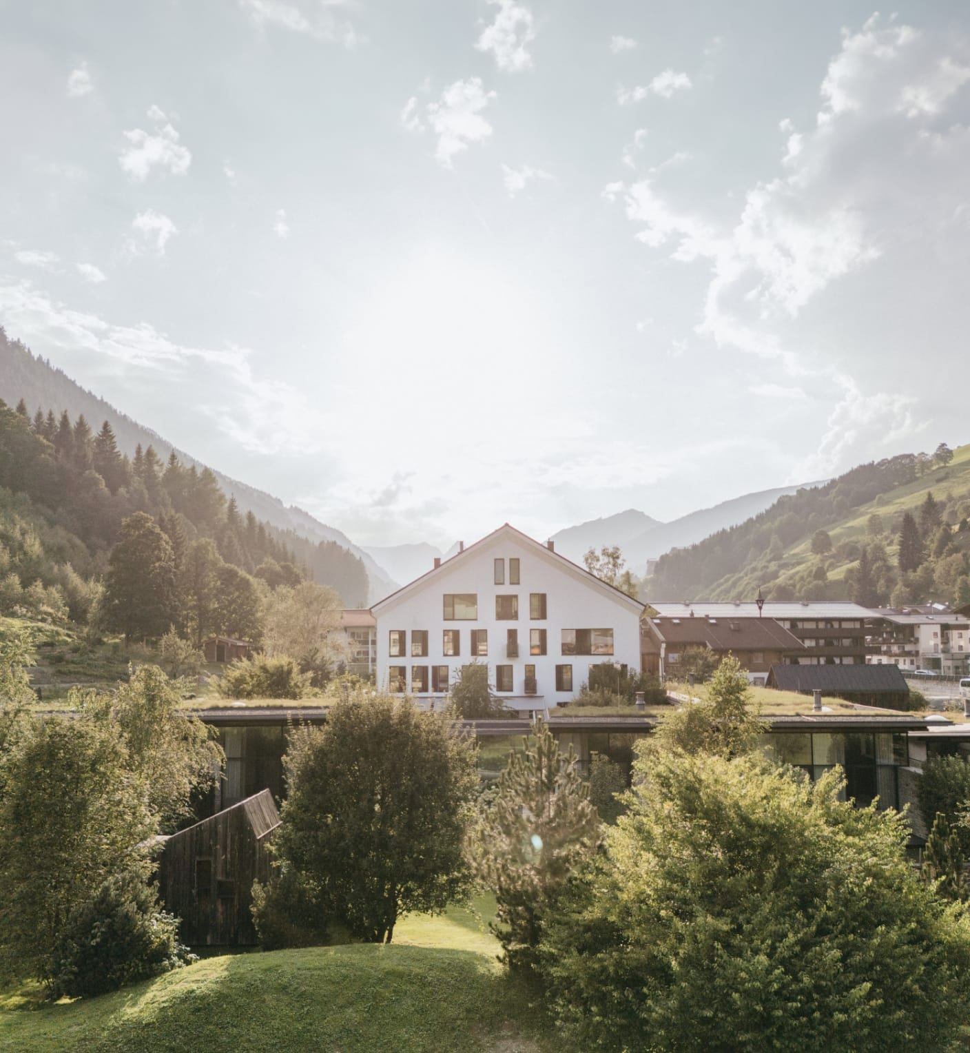 Designhotel Wiesergut in Saalbach-Hinterglemm – Hotelgebäude mit Bergpanorama | Wellnesshotel Salzburger Land