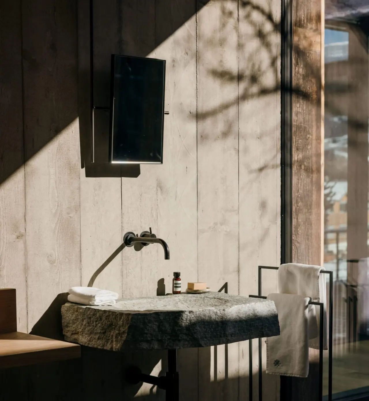 Designhotel Wiesergut in Saalbach-Hinterglemm – Modernes Badezimmer mit Steinwaschbecken | Wellnesshotel Salzburger Land